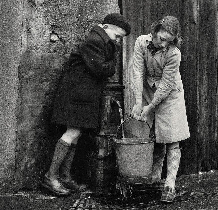Photographie "Enfants à la fontaine" Paris 1954 hommage à Sabine Weiss  15 x 20 cm