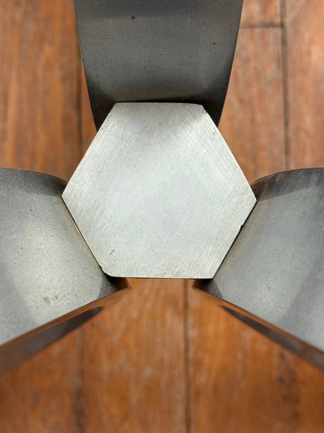 Table ronde en verre et acier, années 70