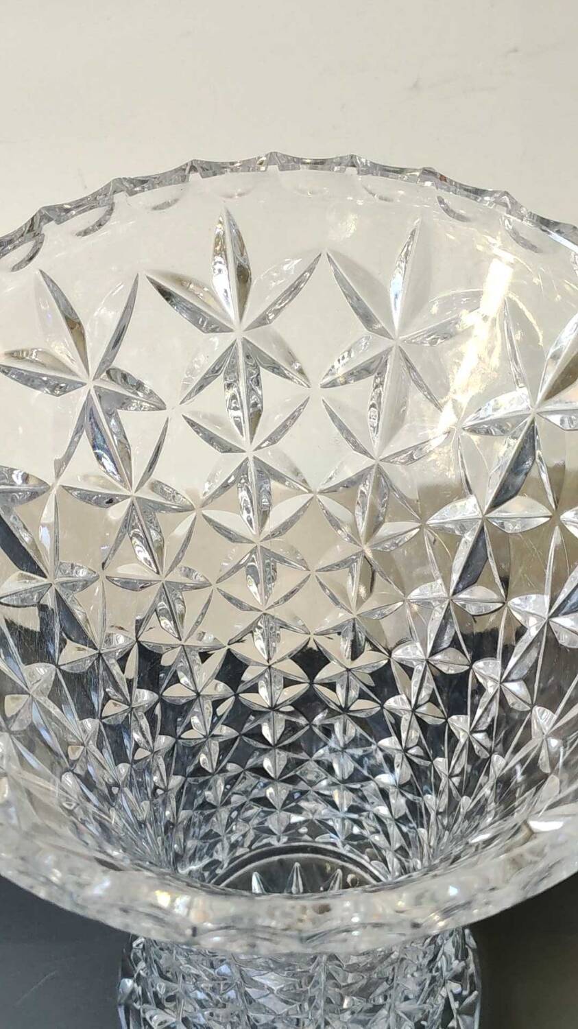 Large Tulipier Vase in cut Bohemian crystal. Star/diamond patterns. High 26 cm