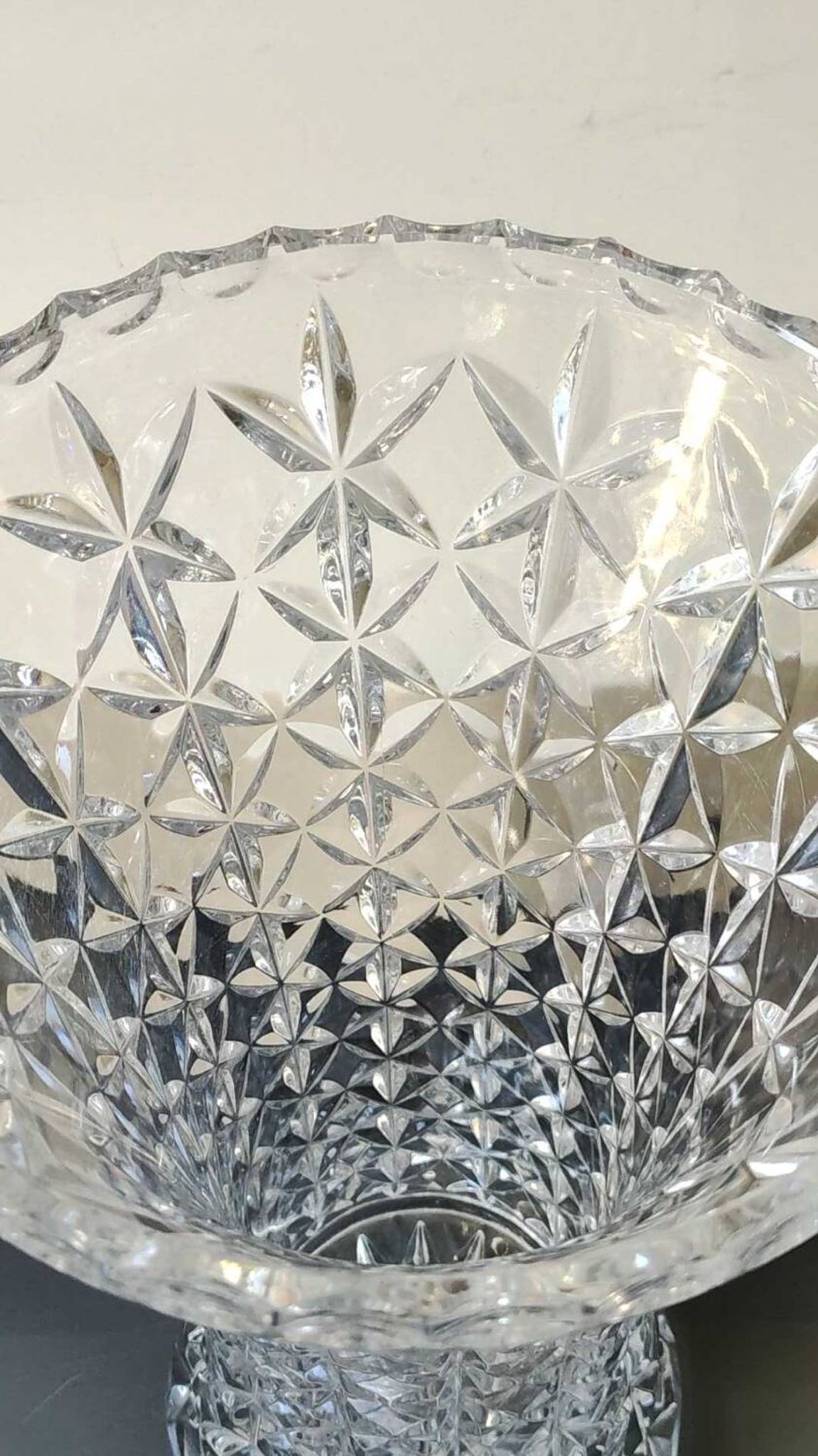 Grand Vase Tulipier en cristal de Bohème taillé. Motifs étoilés/losanges. Haut 26 cm
