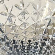 Grand Vase Tulipier en cristal de Bohème taillé. Motifs étoilés/losanges. Haut 26 cm