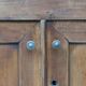 Buffet bas en bois massif sur roulettes – style industriel & campagne
