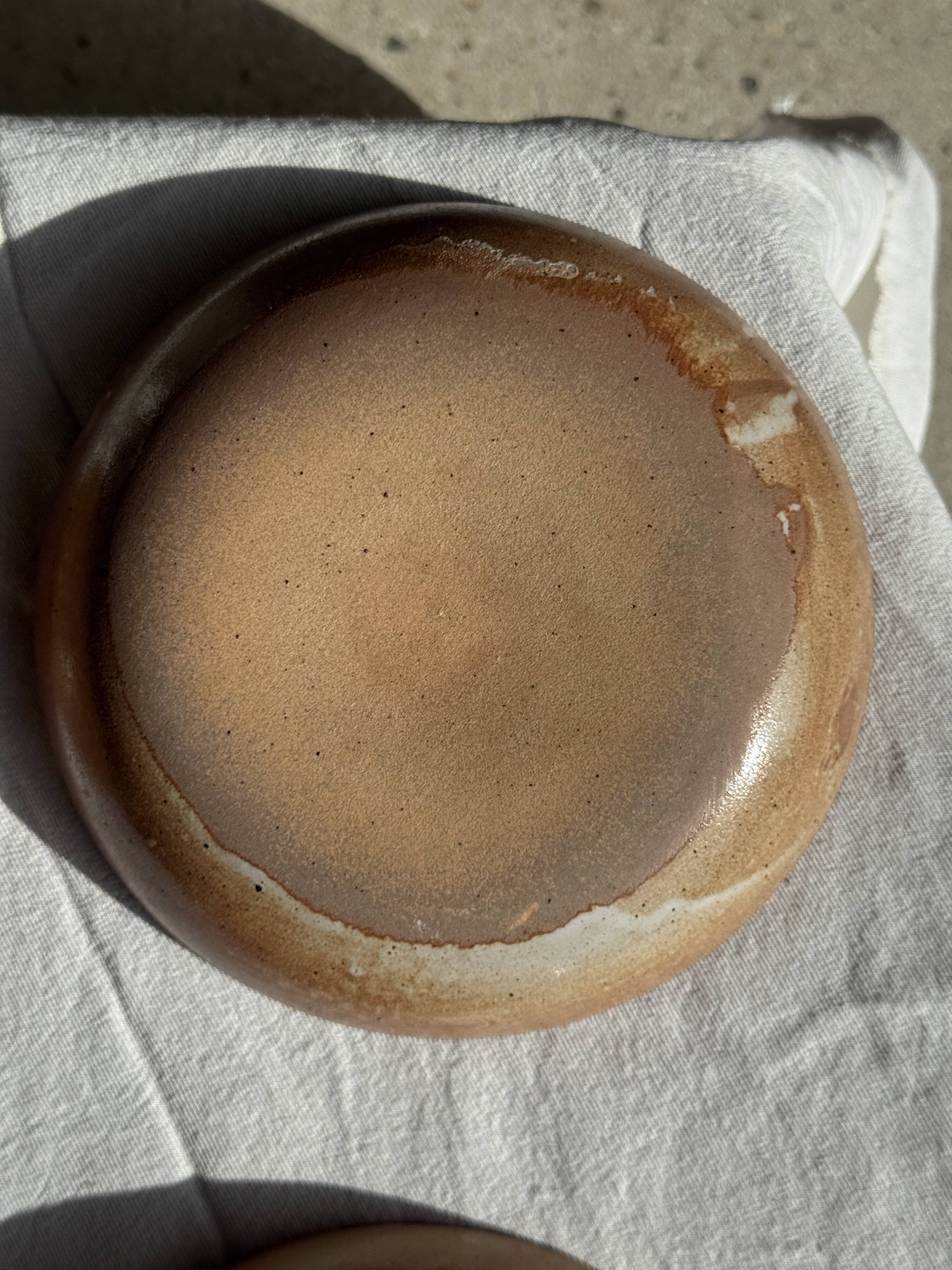 11 assiettes creuses artisanales vintage en grès mat