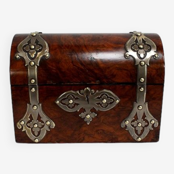 Domed Box in Solid Walnut, Renaissance style – XIXth