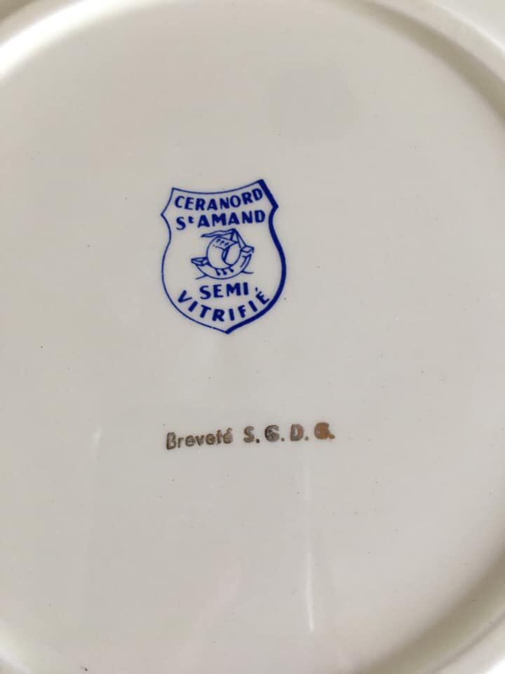 4 mismatched flat plates with floral patterns. Porcelain. Stamped