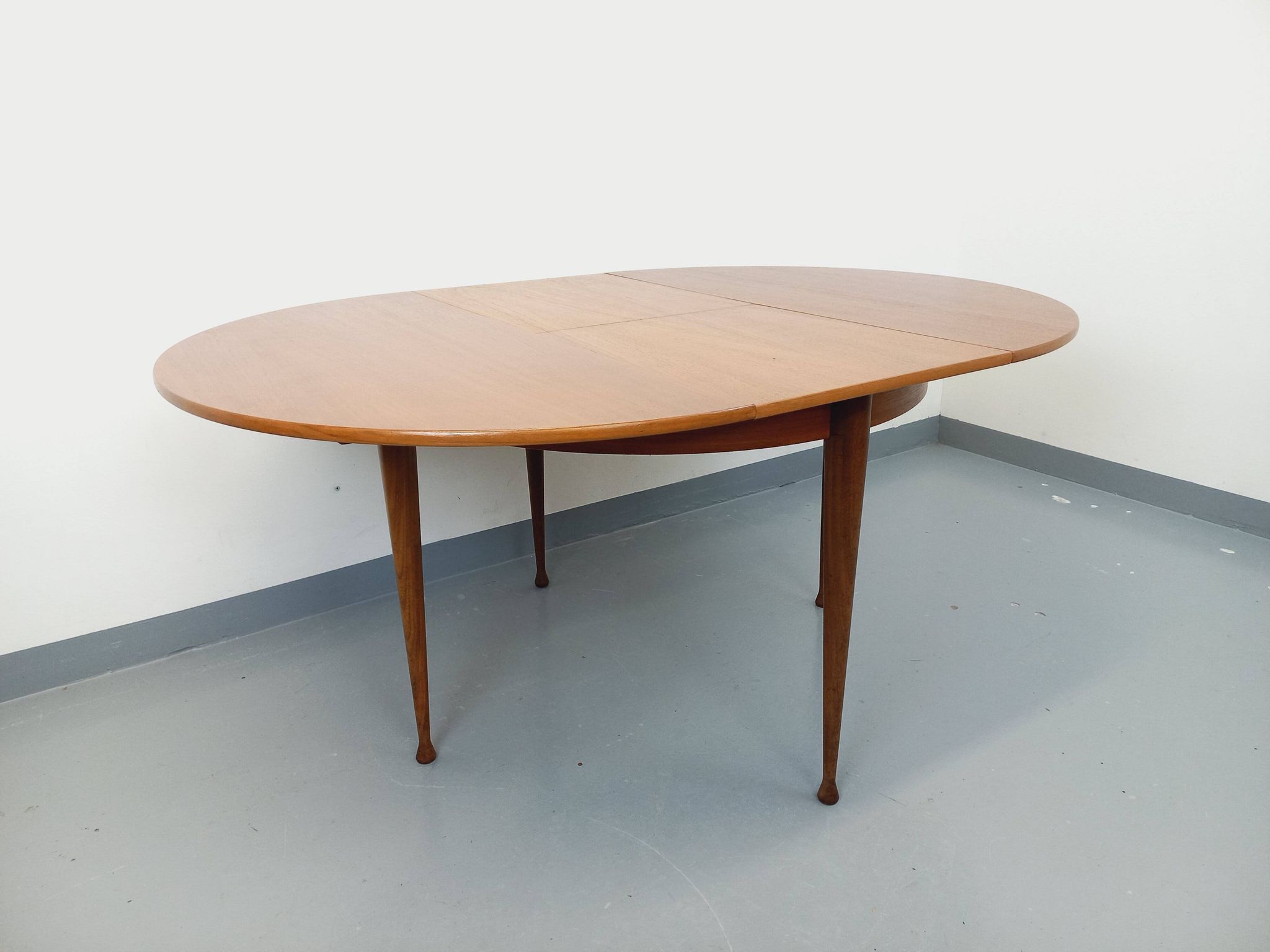 Round dining table in vintage Scandinavian style from the 50s and 60s in teak.