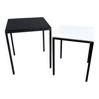 Pair of modernist nesting tables in black metal and white and black opaline 1960.
