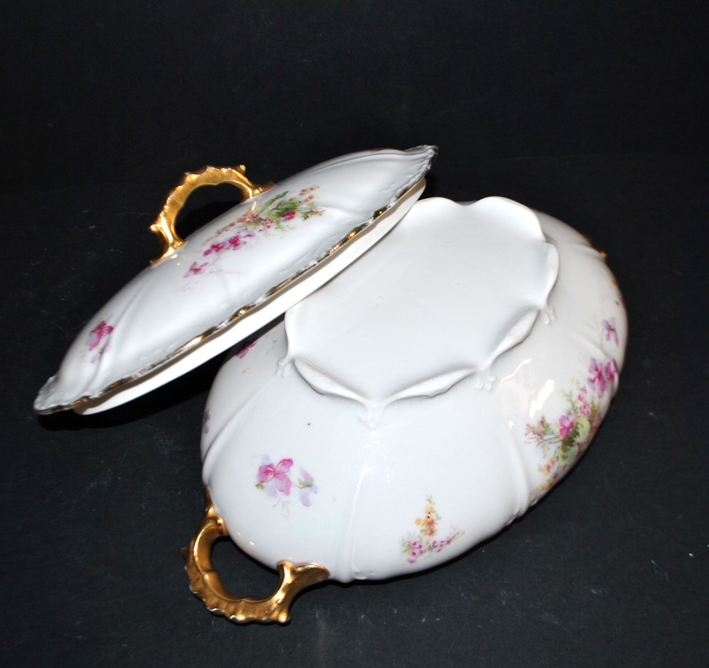 Soupière légumier vintage en porcelaine fleurie et dorure + plat ovale