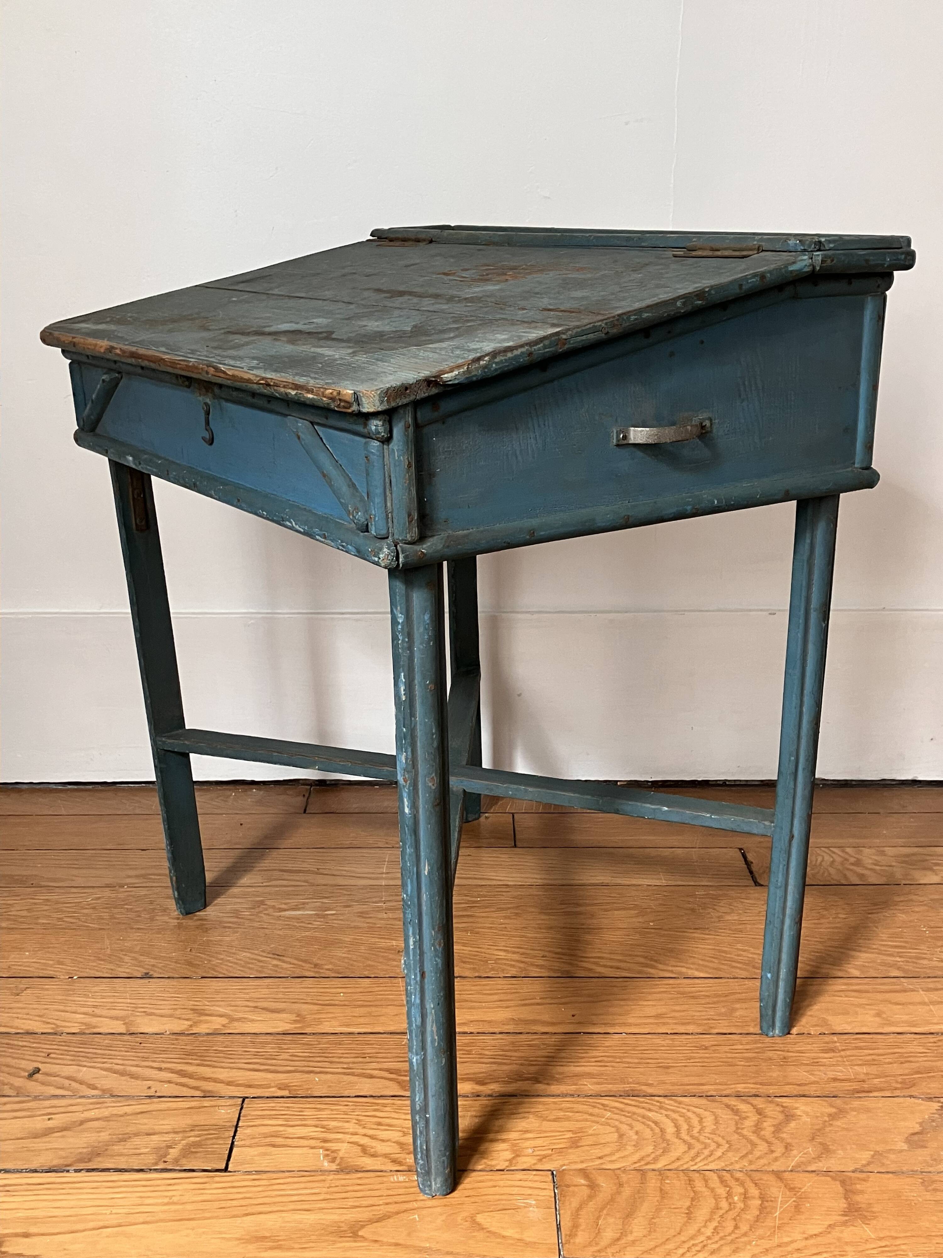 Ancien pupitre d'enfant, bureau