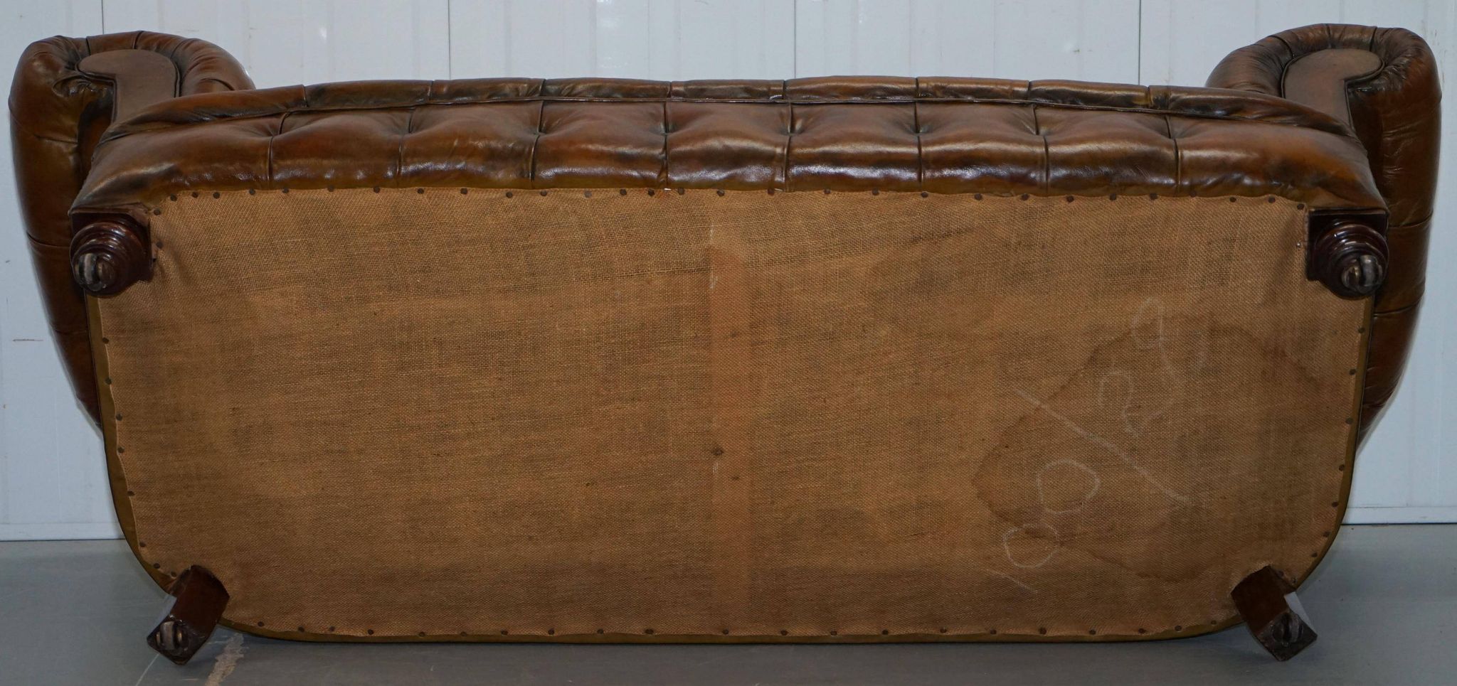 Victorian Chesterfield canapé from 1890 in restored leather, stamped Cornelius V. Smith.