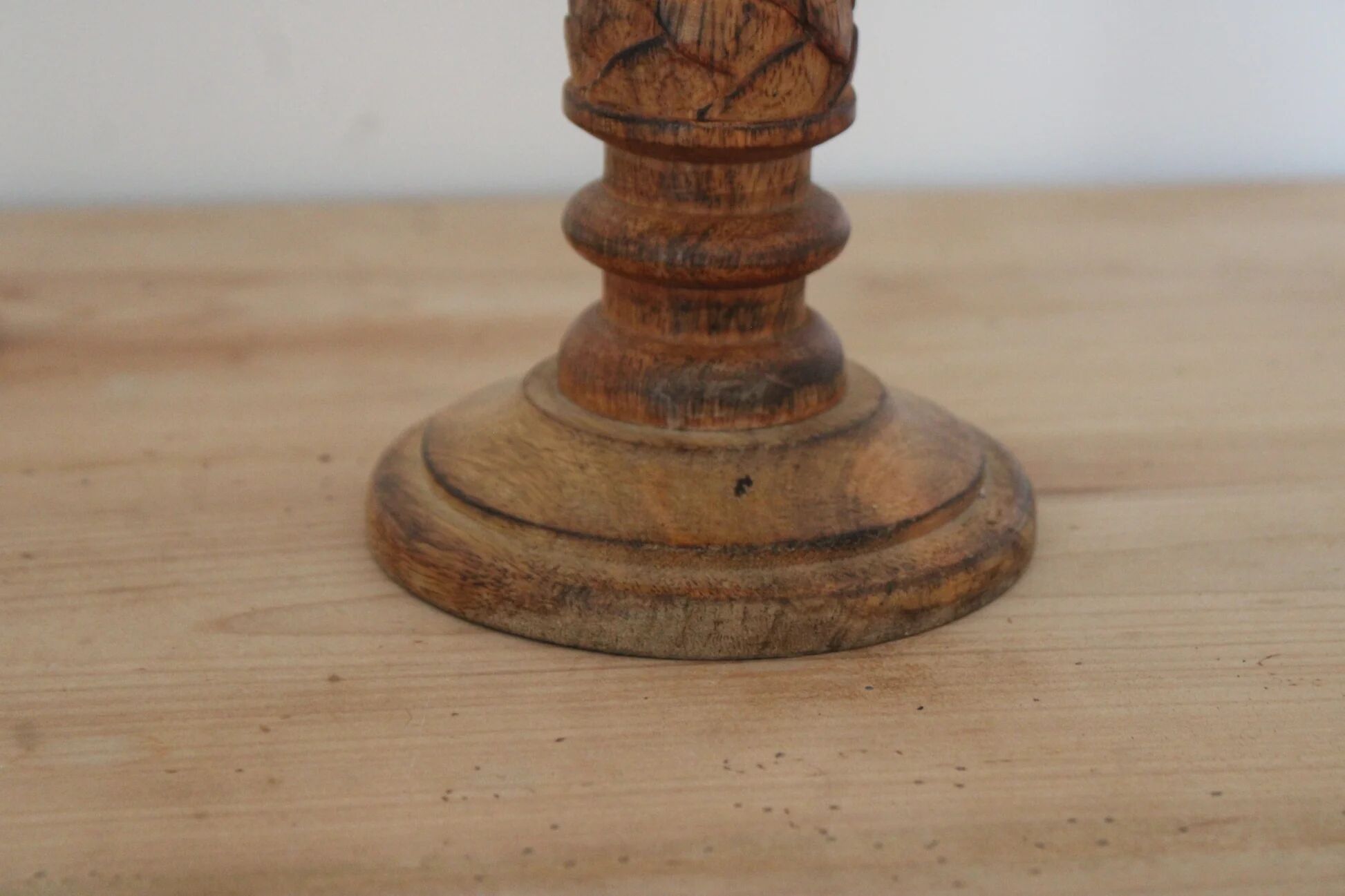 Turned and carved wooden candlestick with foliage decoration – H 20 cm