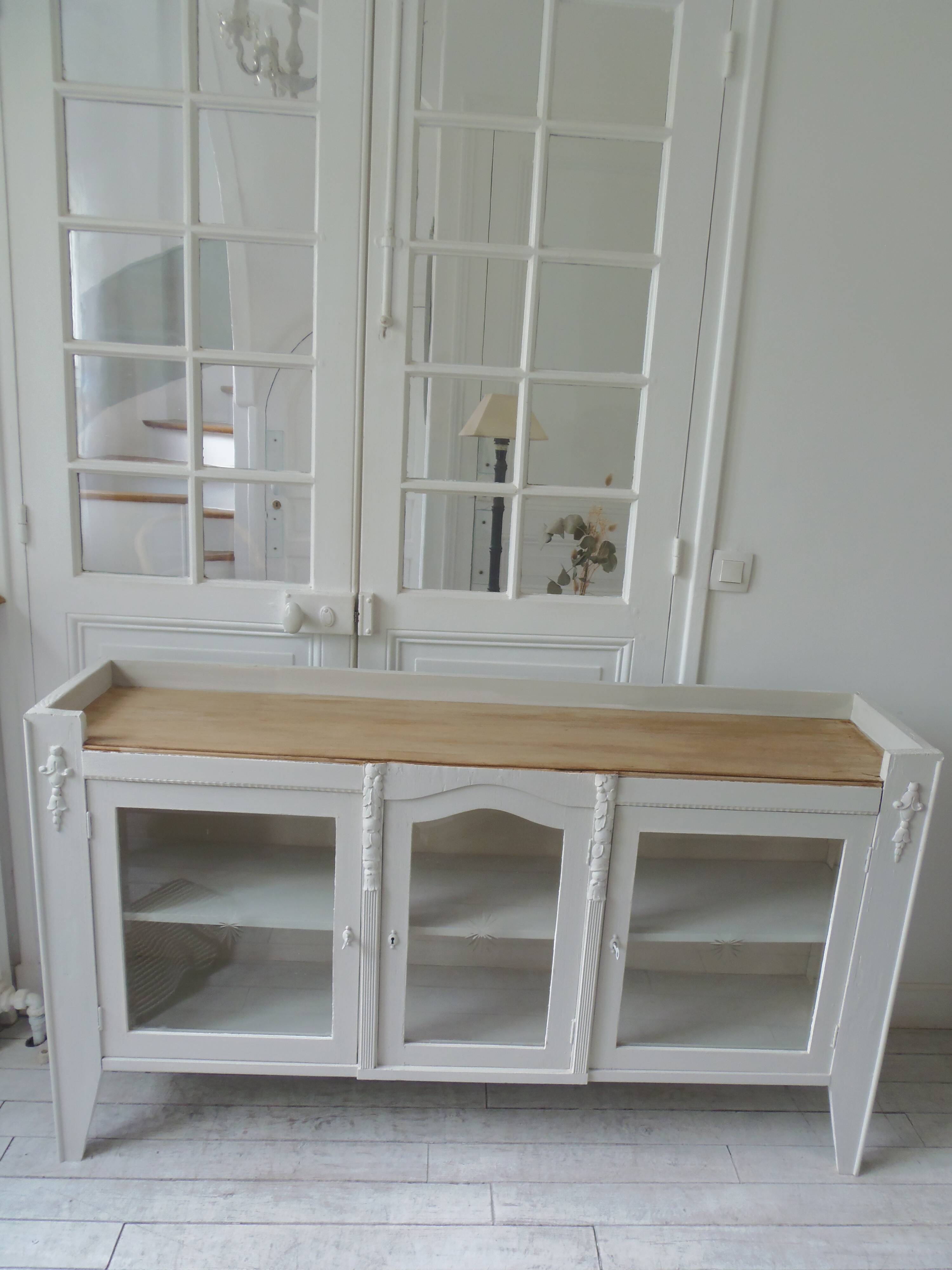 Vitrine, console vintage réenchantée en gris perle, plateau bois.