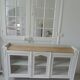 Vitrine, console vintage réenchantée en gris perle, plateau bois.