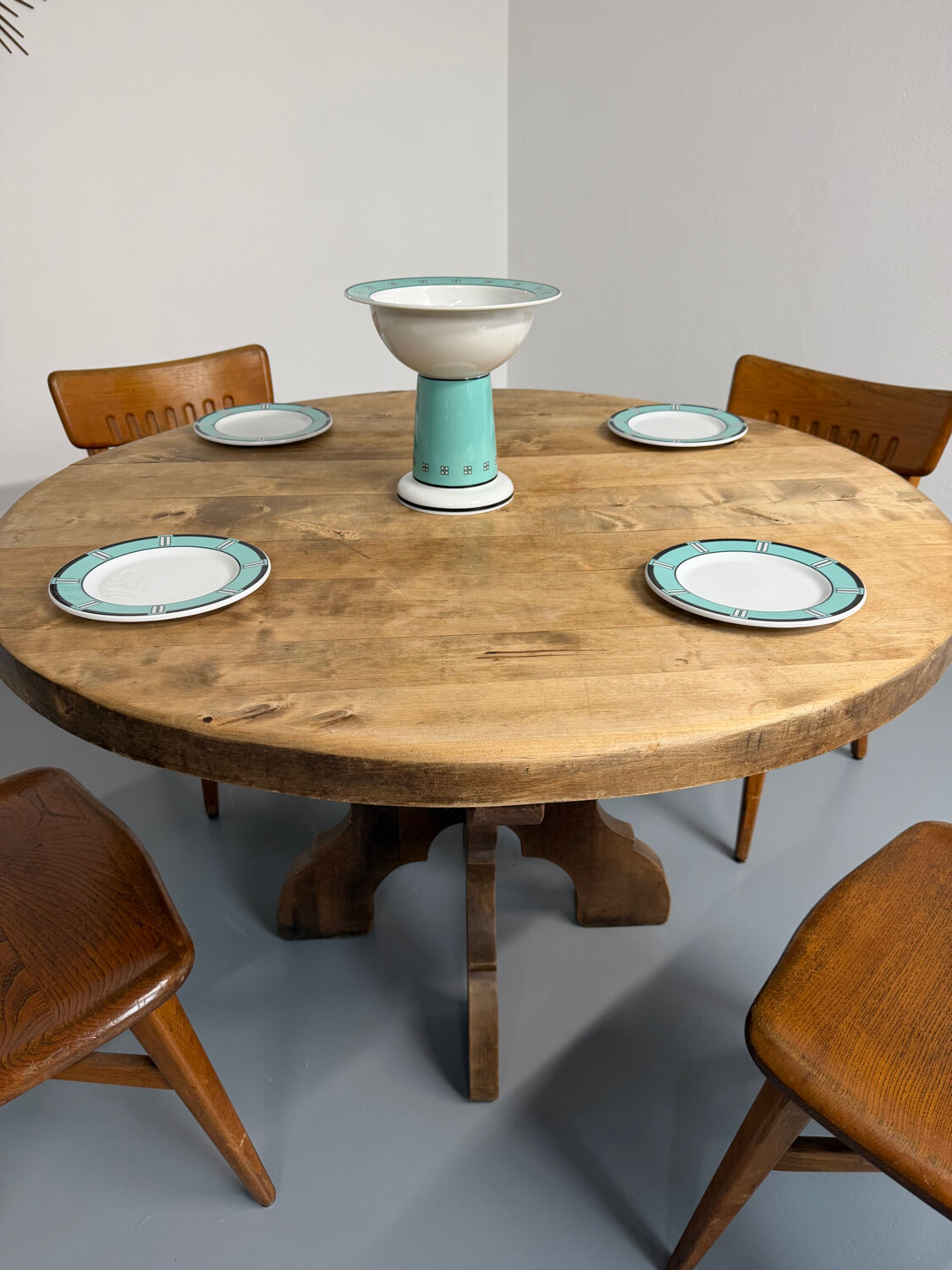 Round table in solid wood, thick top, vintage brutalist style from the 1960s.