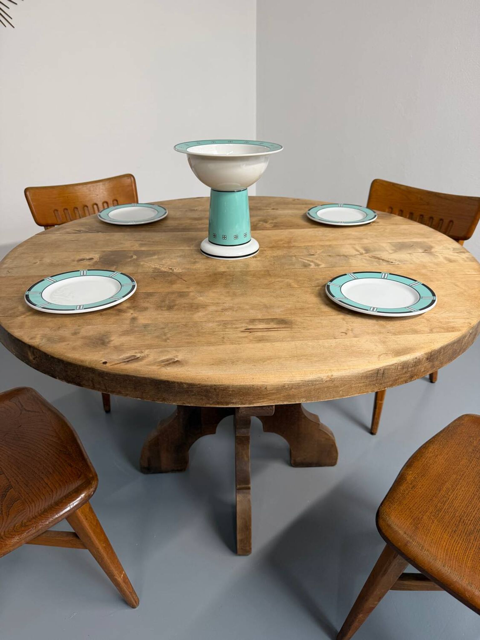 Table ronde en bois massif plateau épais style brutaliste vintage an60