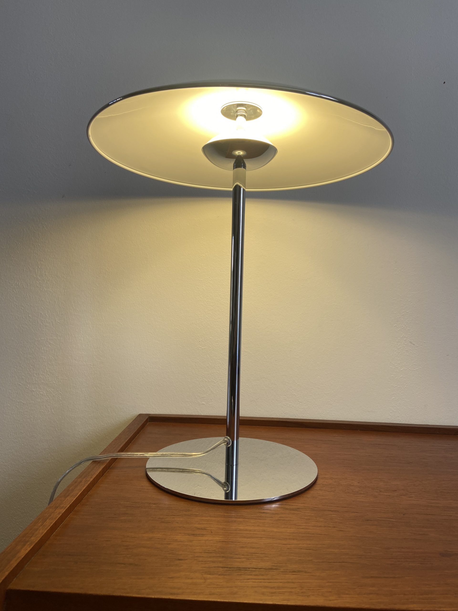 Chrome desktop led saucer lamp