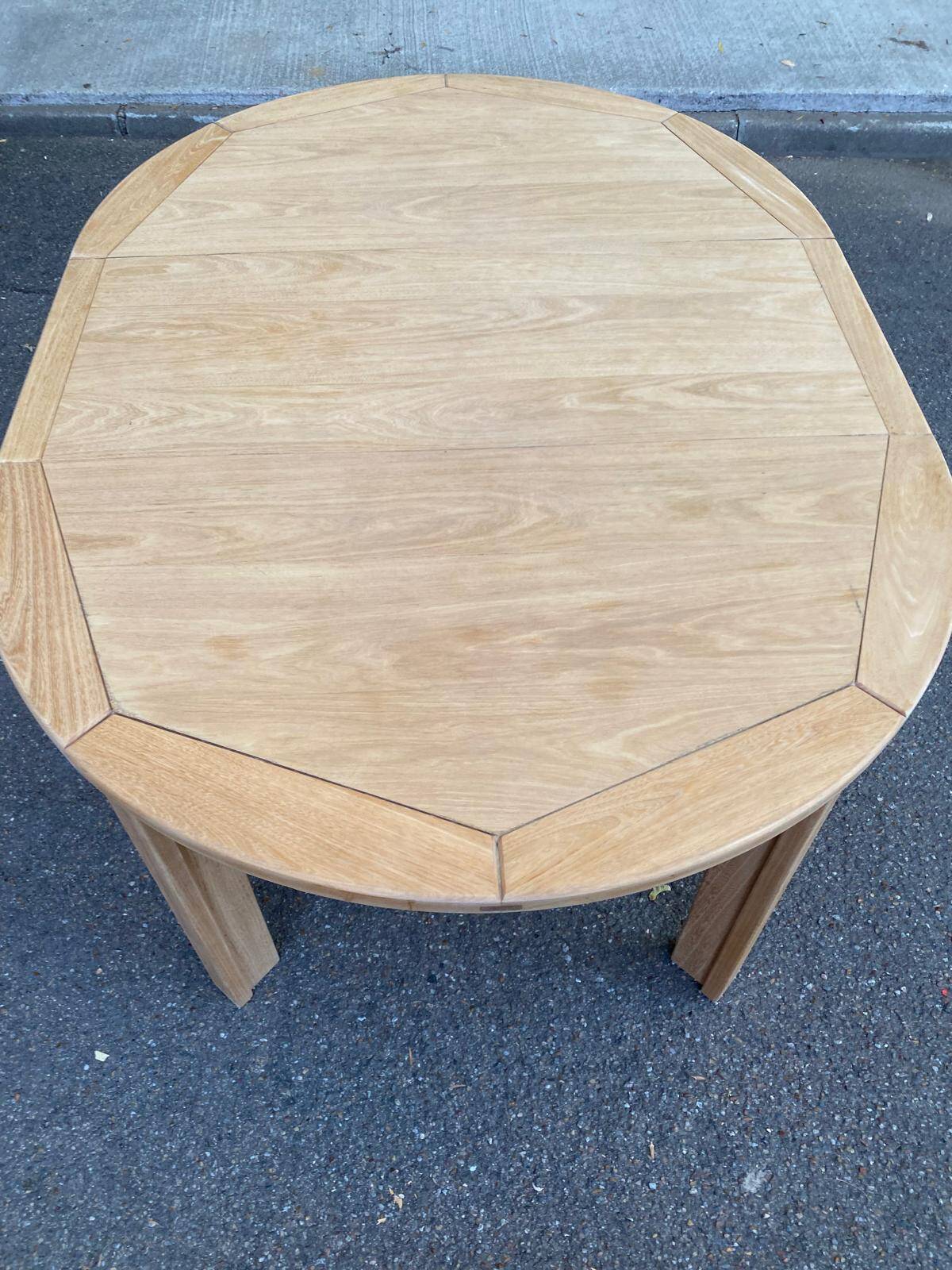 Table à manger scandinave ronde extensible décapée en chêne brut 1970