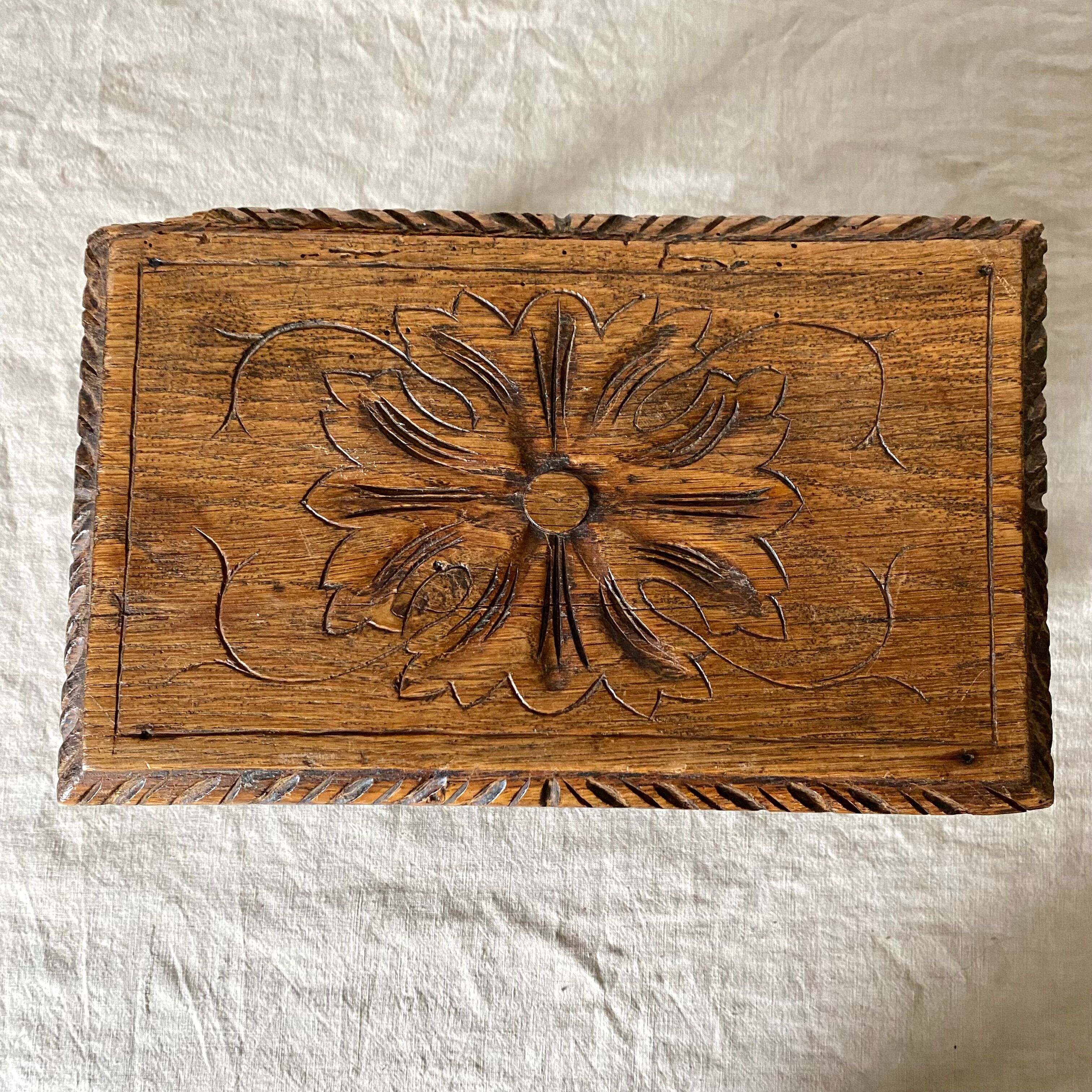 Tabouret bas en bois sculpté style Breton
