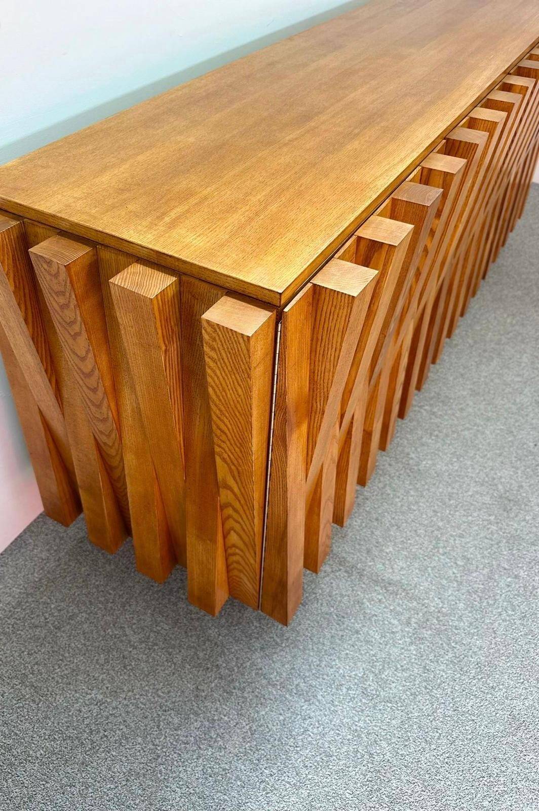 Credenza Brutalista de Gaetan Pullanghiel