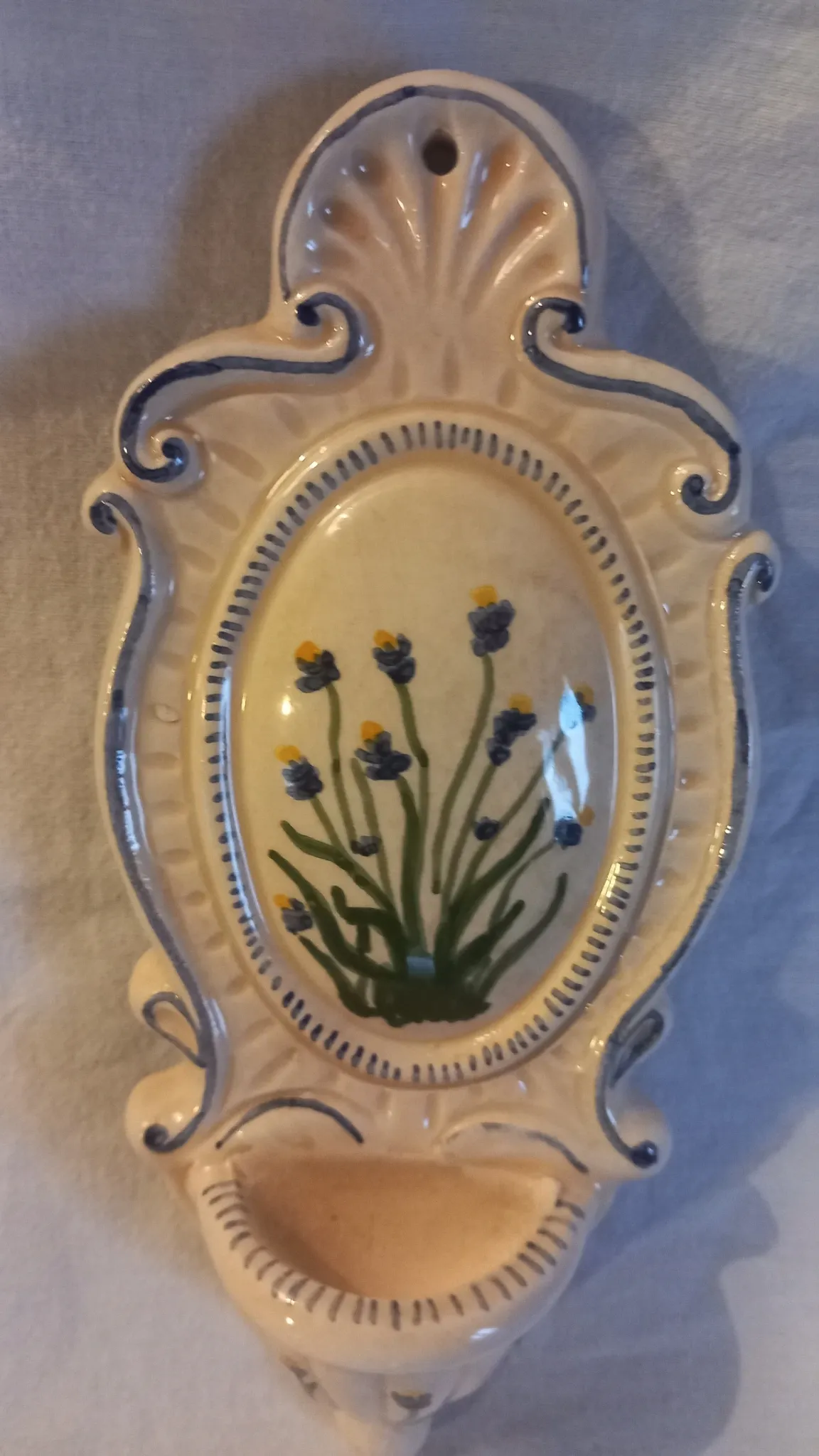 Vintage wall-mounted holy water font in Italian majolica – CAFF Gubbio 20cm
