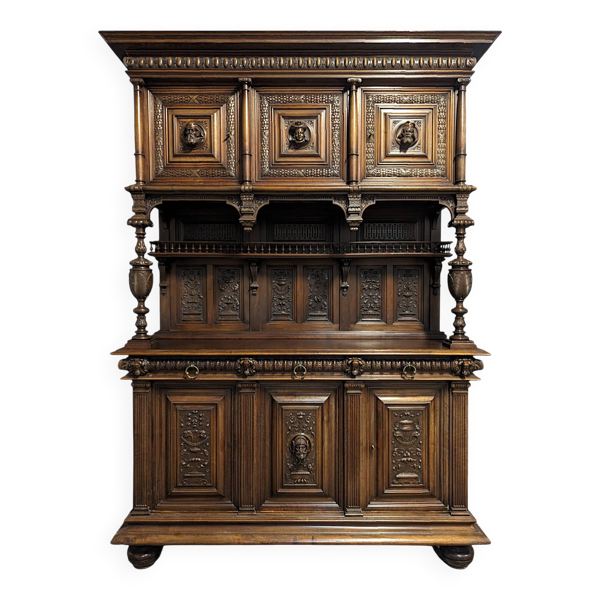 Buffet de style Renaissance en noyer