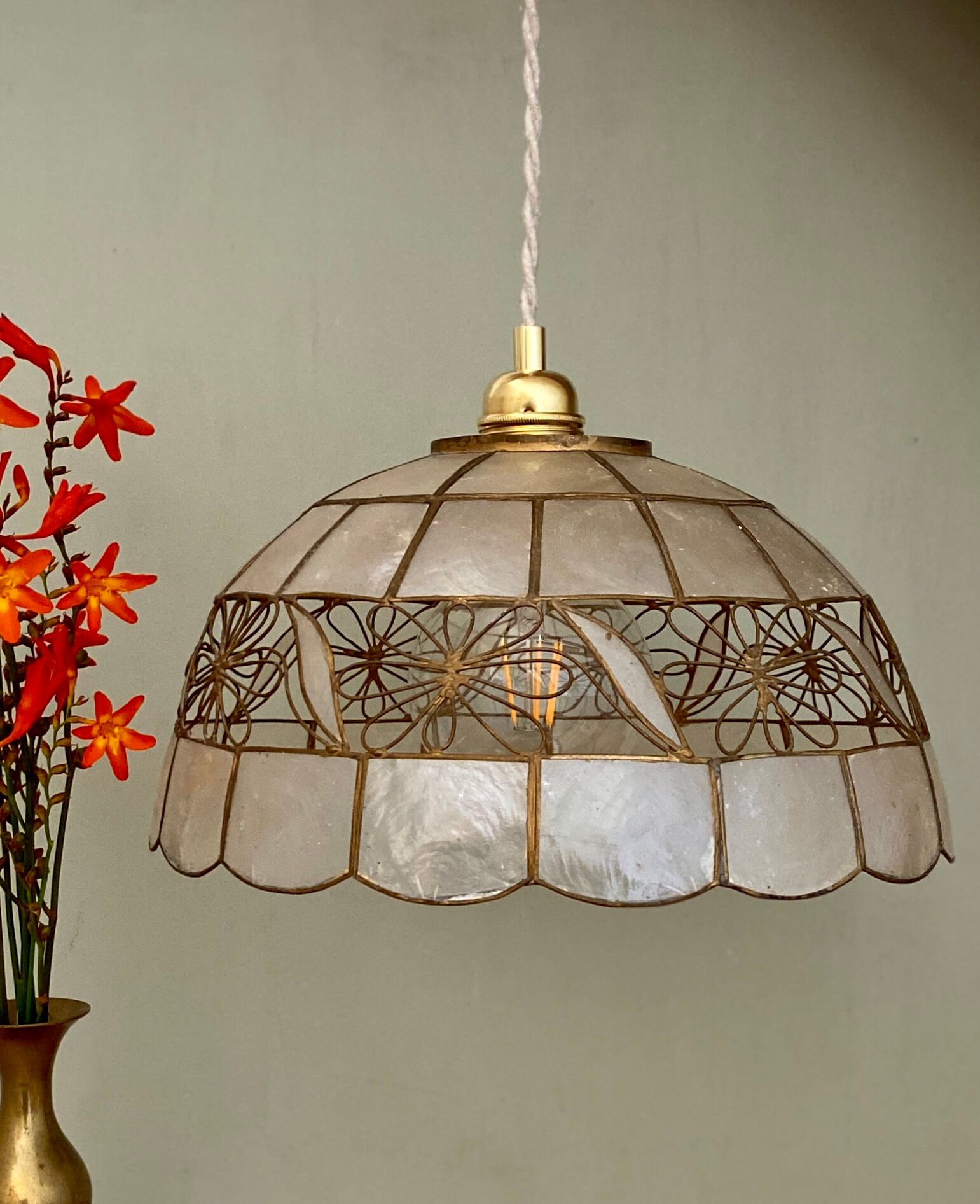 Vintage lampshade suspension in mother-of-pearl and brass