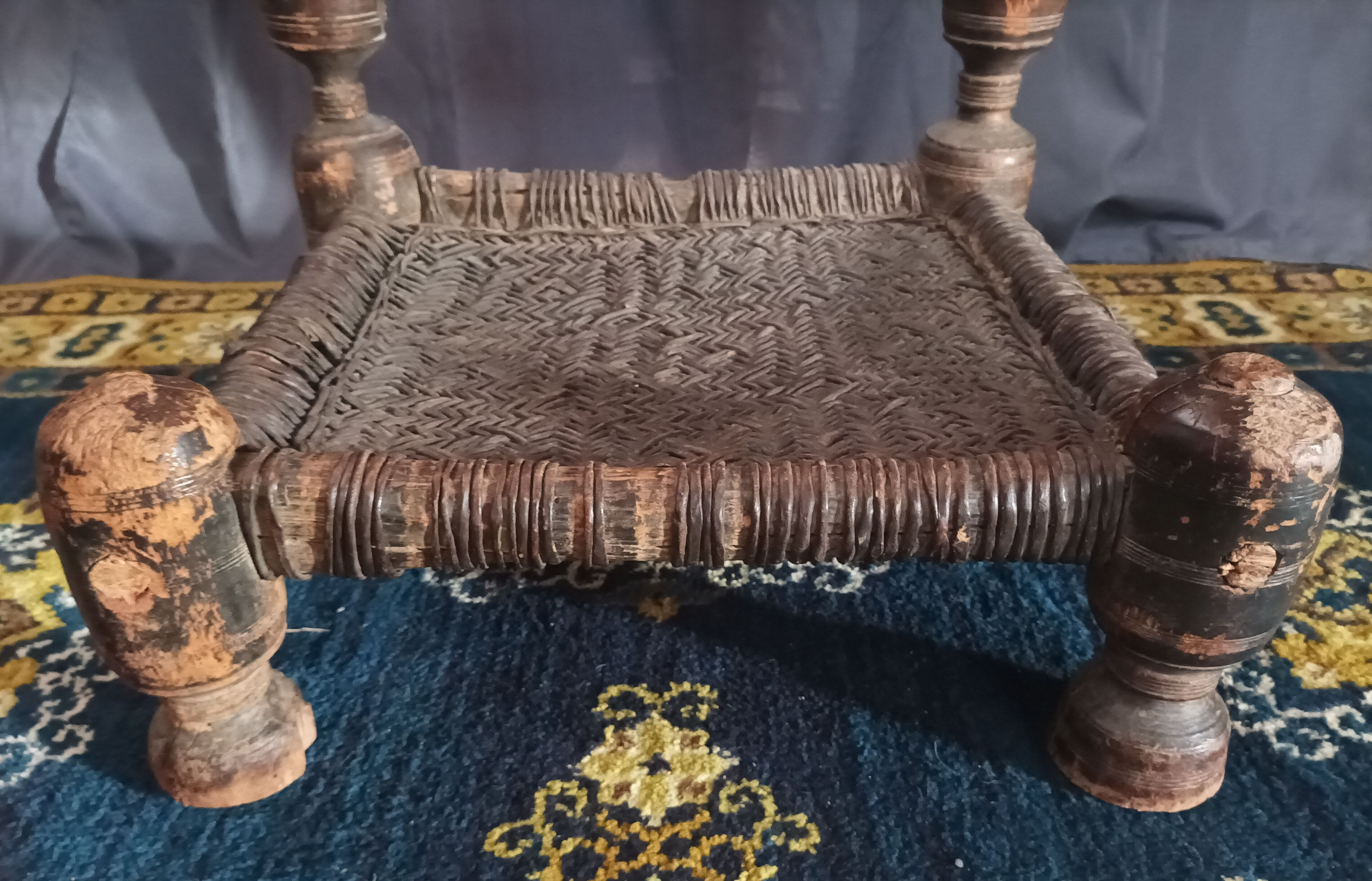 Chaise basse afghane en bois sculpté