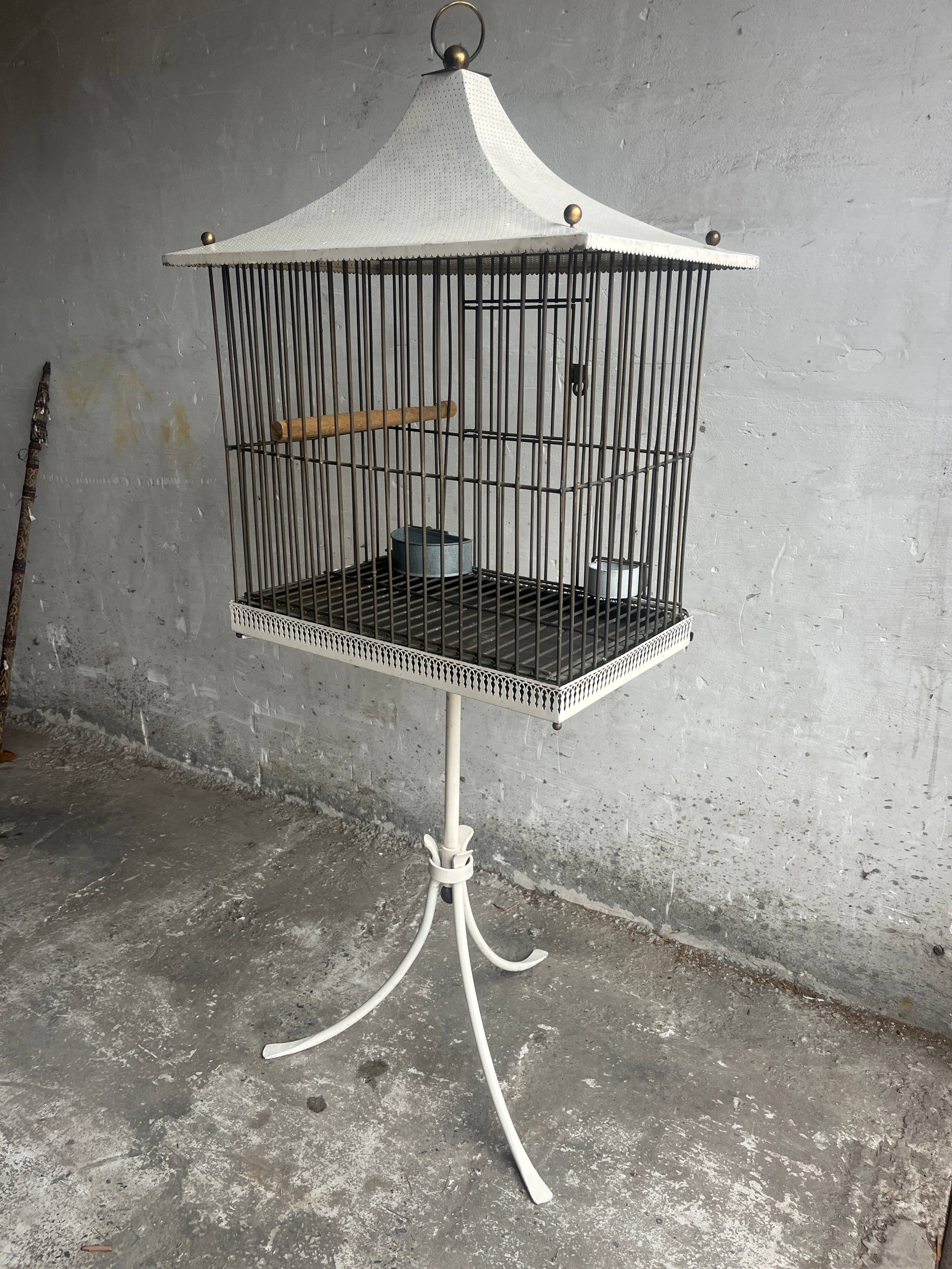 Cage à oiseaux style pagode, milieu du siècle, sur support — métal blanc et noir avec détails en laiton