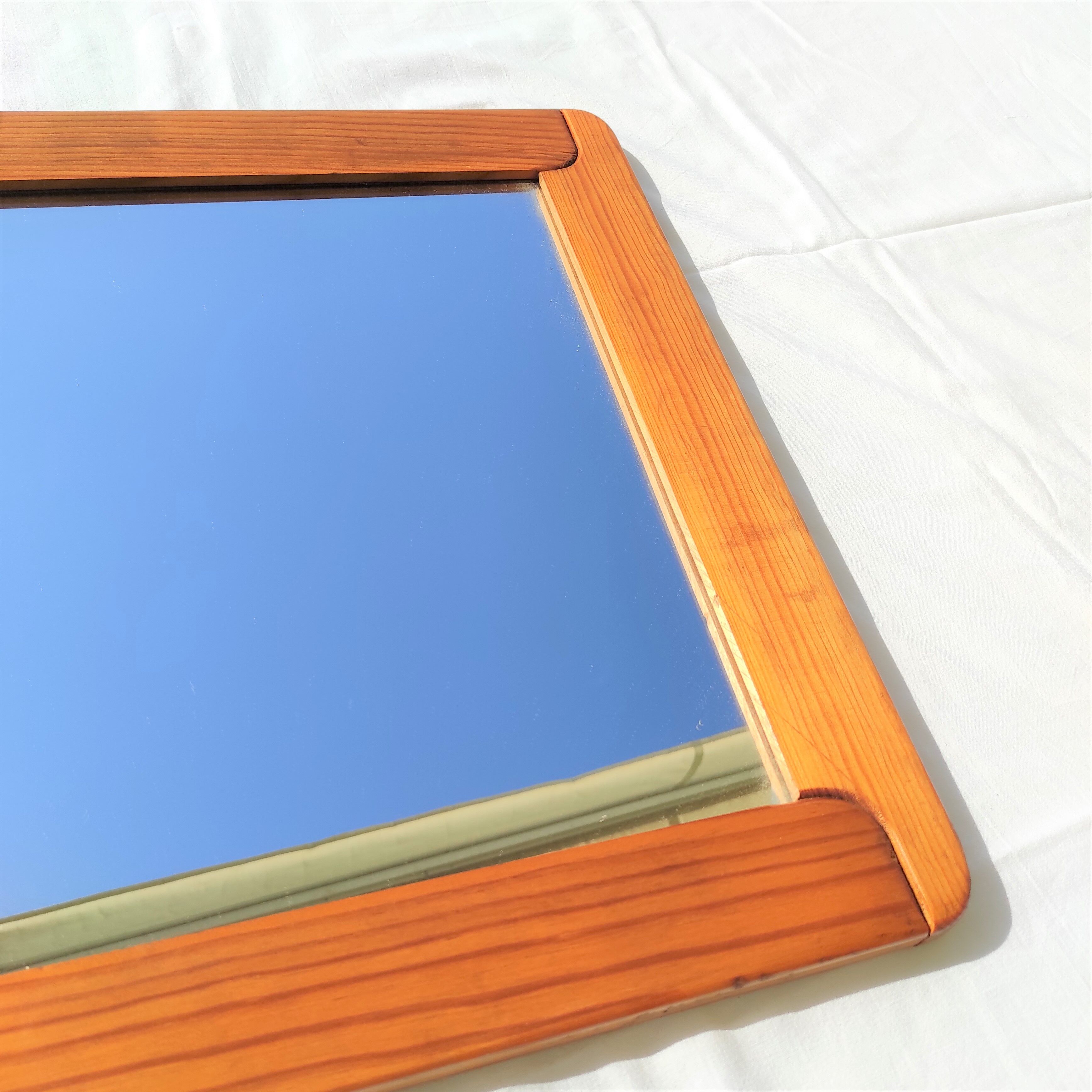 Rectangular mirror pine entourage from the 70s