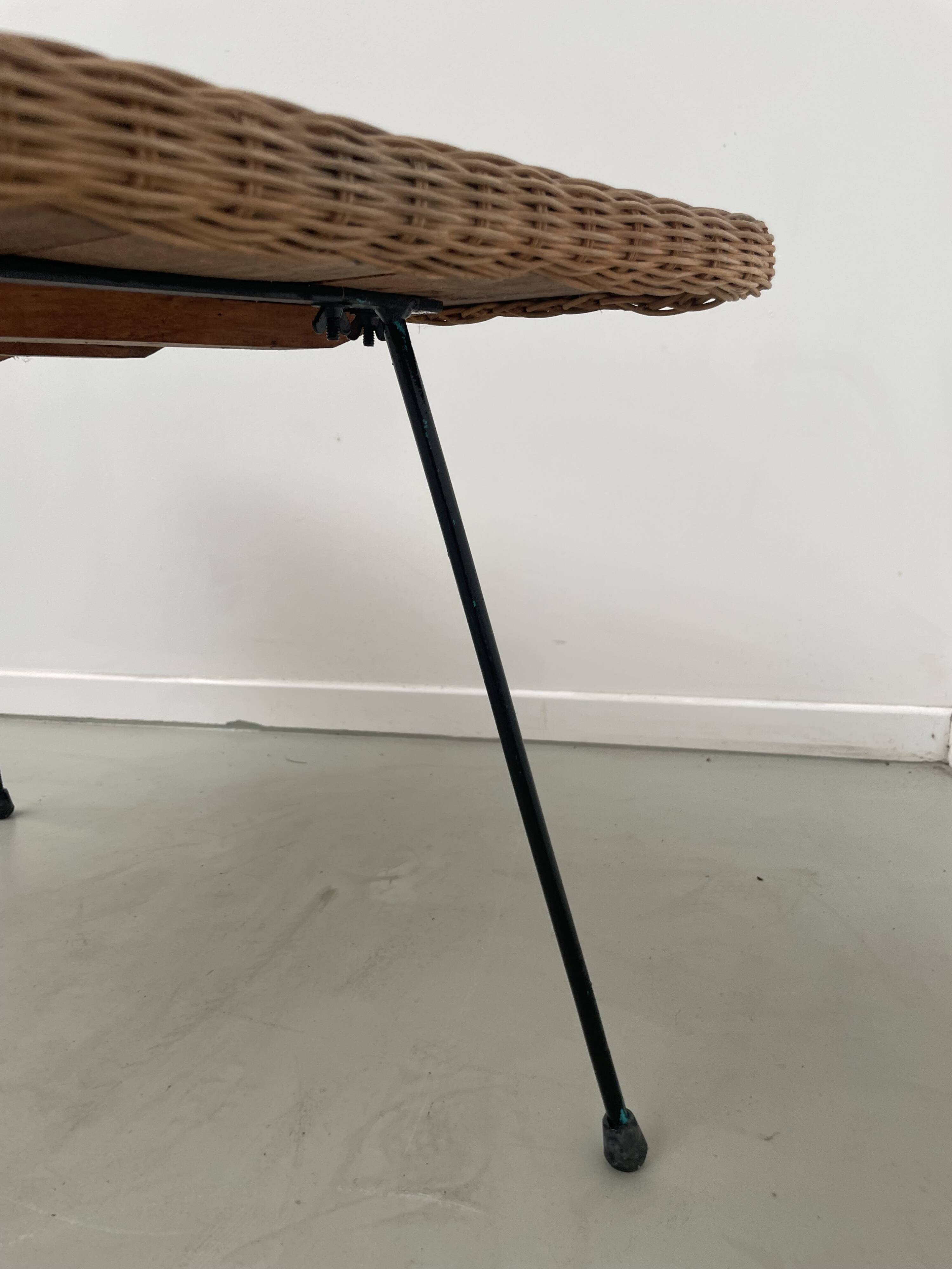 Table basse osier tressé et métal 1960
