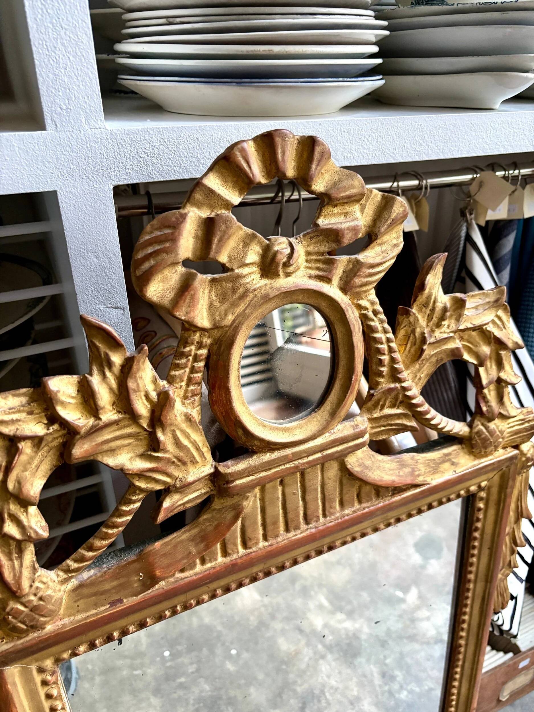 Miroir à fronton en bois doré ☐ 100 x 58 cm