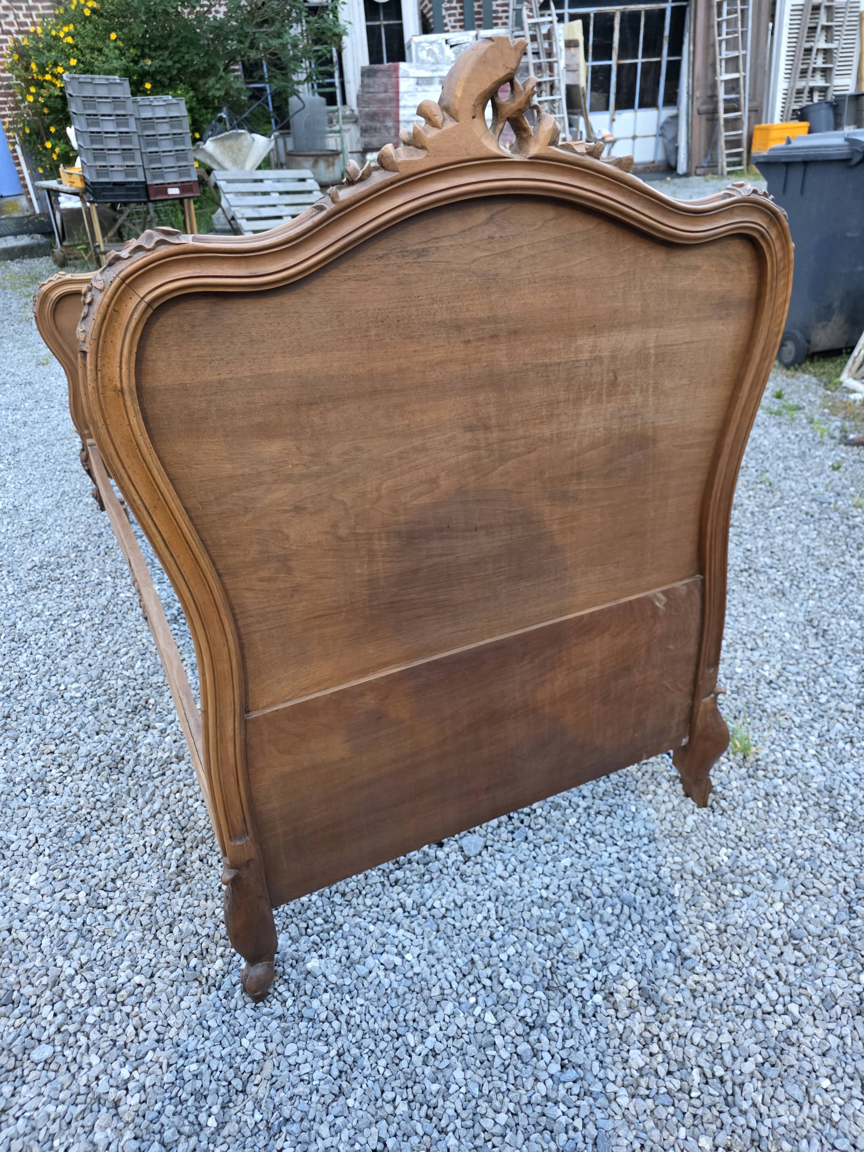 Lit style Louis XV en noyer (1 personne)