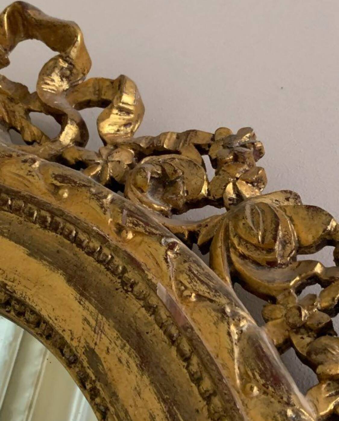 Antique oval mirror with gold leaf – Pediment with bow & floral motifs style