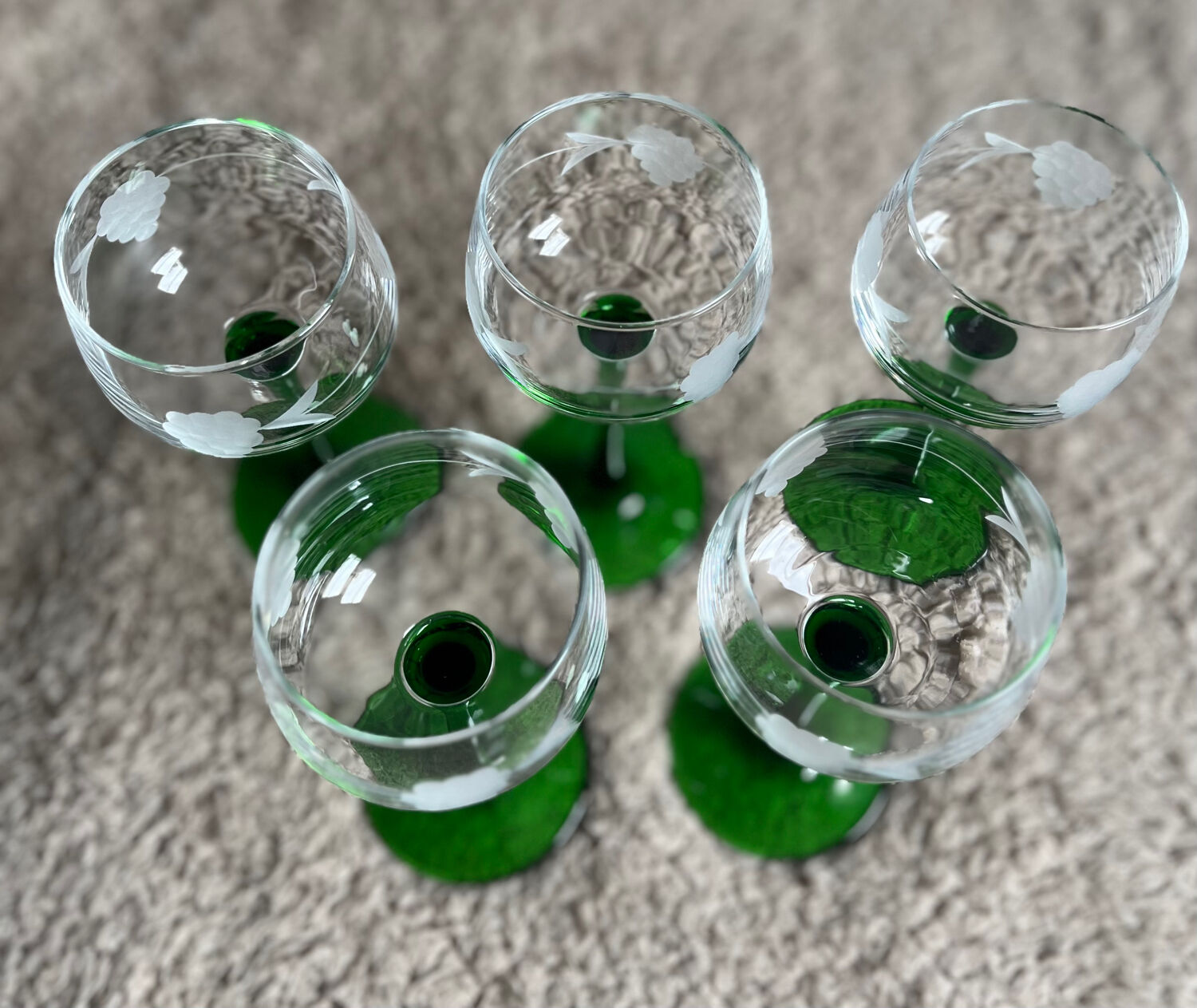 Set of 5 wine glasses with chiseled decoration