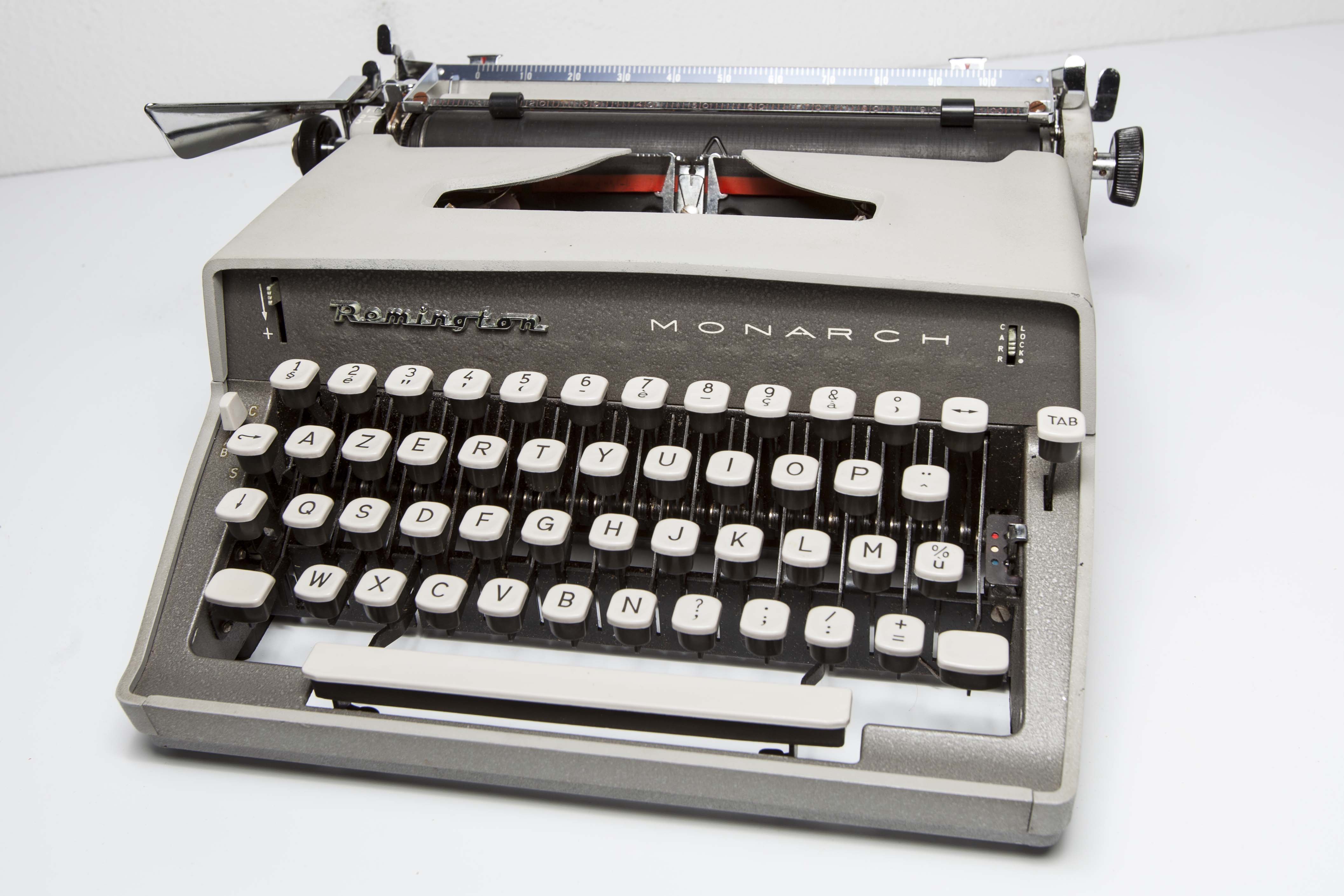 Typewriter Remington Monarch