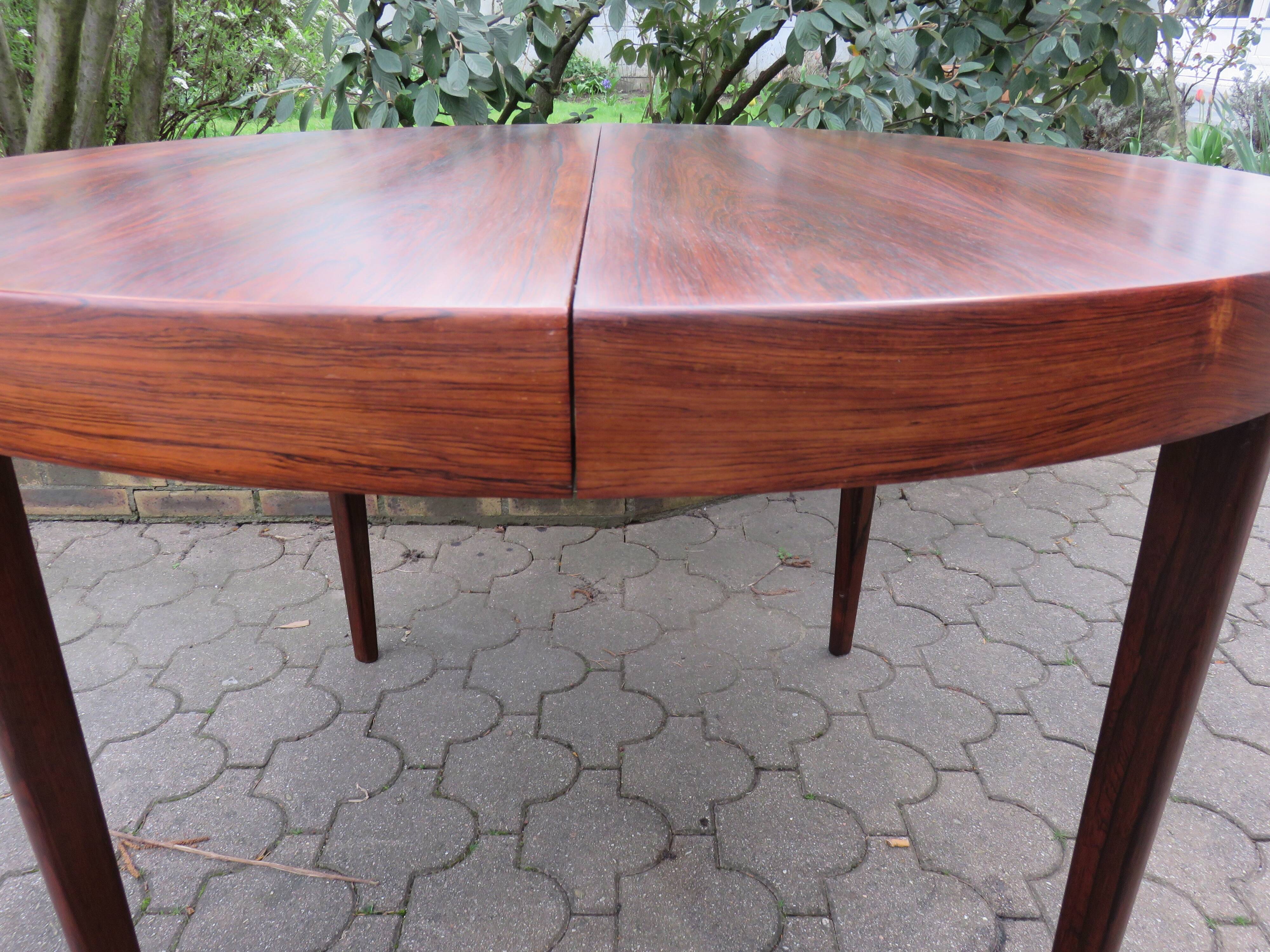 Round table with integrated extensions, rosewood. 1970