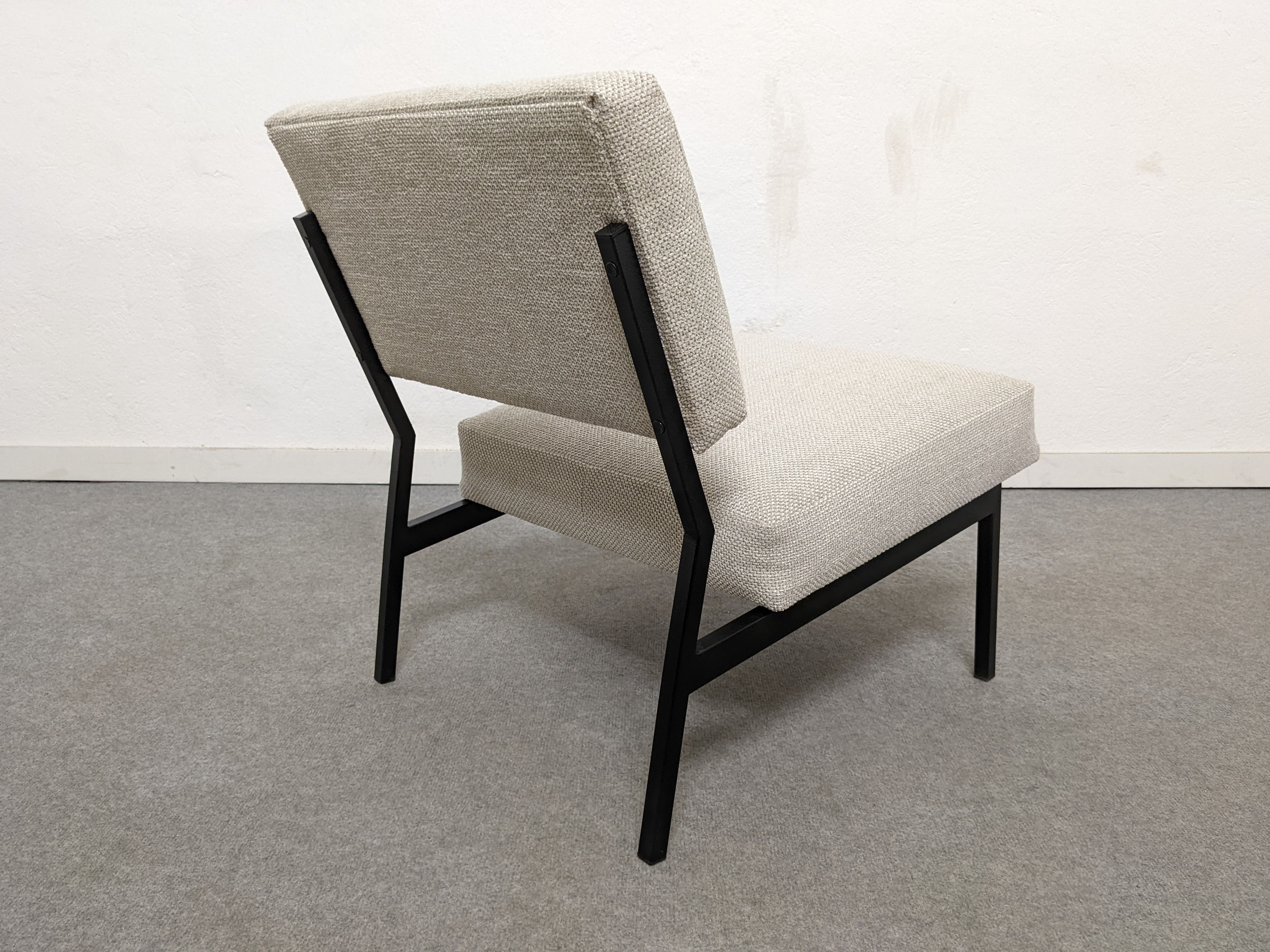 Series of 3 modernist drivers of the 50s /60s and their ottomans