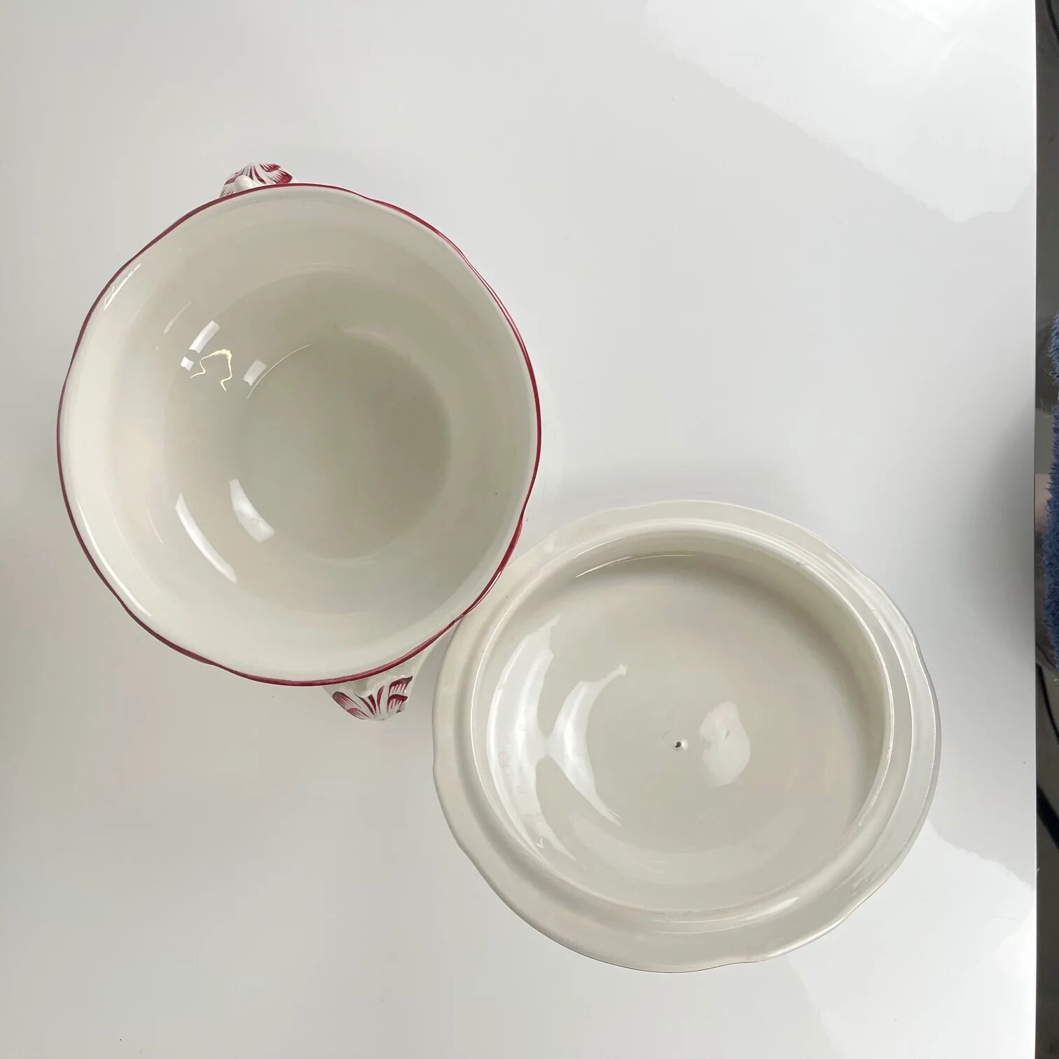 Small soup tureen KG Lunéville, model "Réverbère", rose pattern.