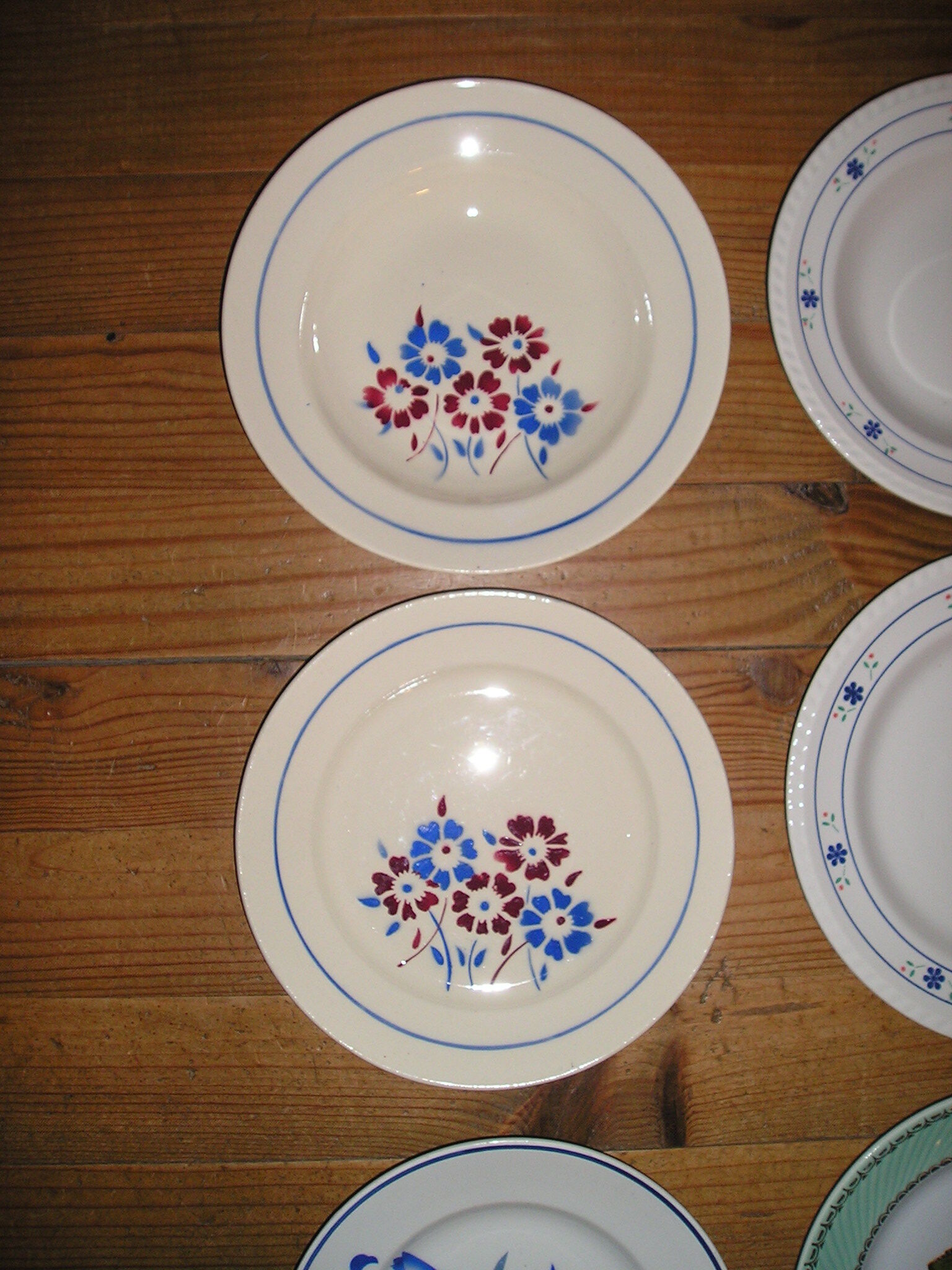 Mismatched crockery service for 6 people