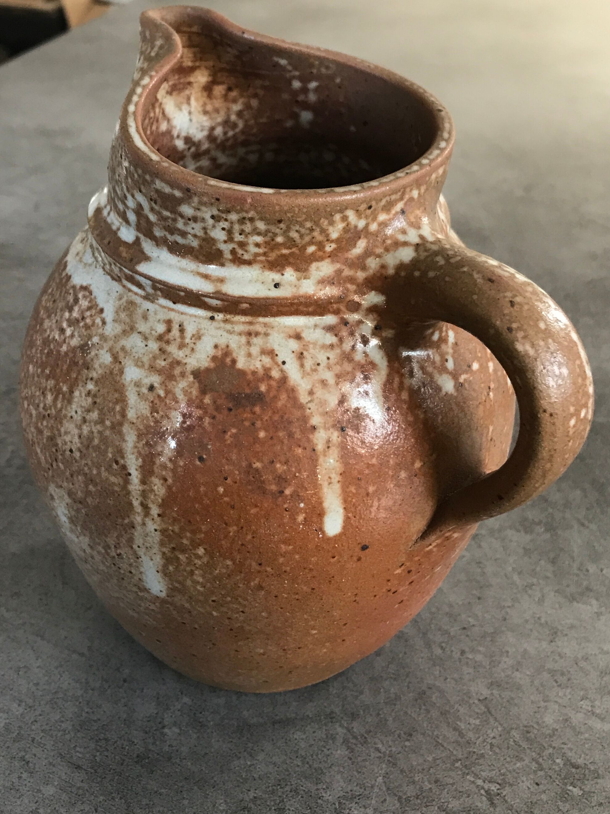 Pitcher in brown sandstone with effect of dripping and white speckling