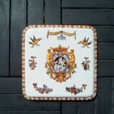 Square trivet with Renaissance decoration with poultry and sheaves of fruit.