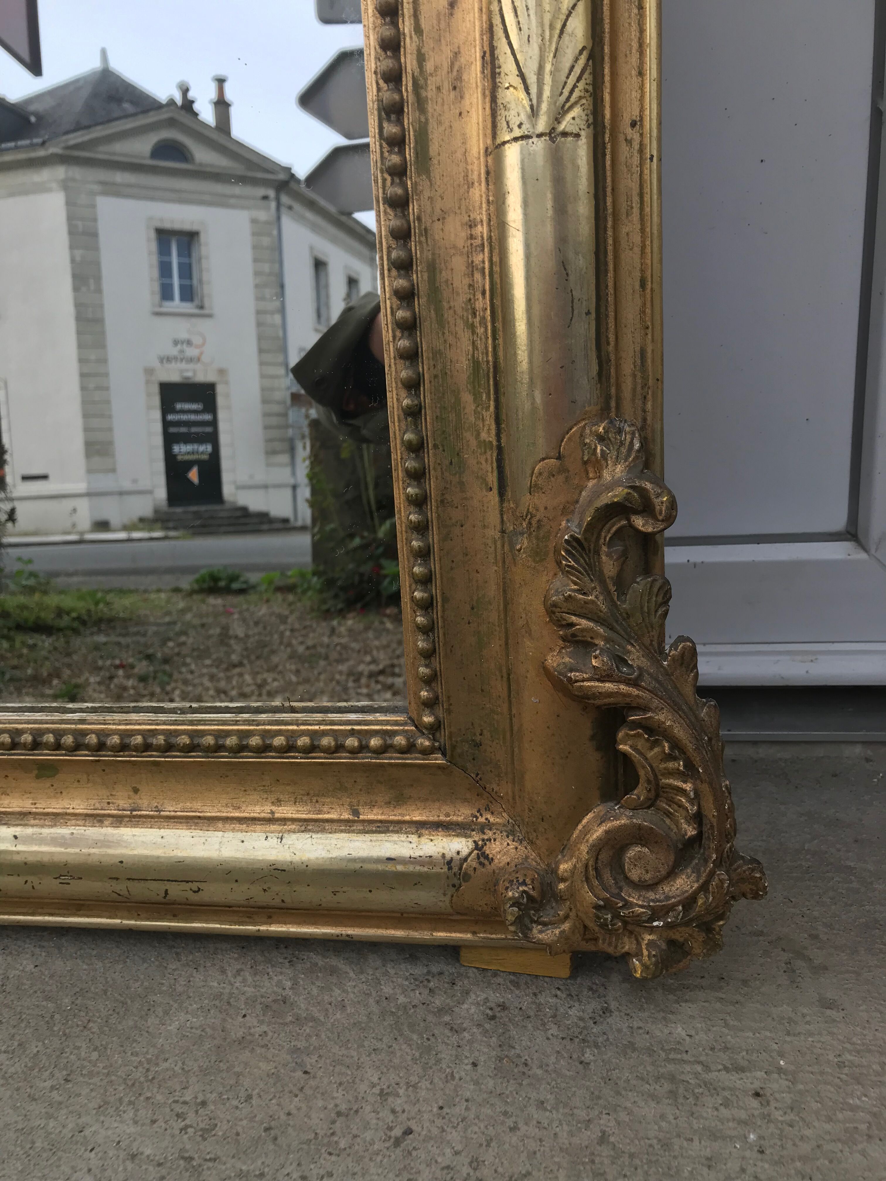 Mirror with a golden leaf pediment, 151x90cm