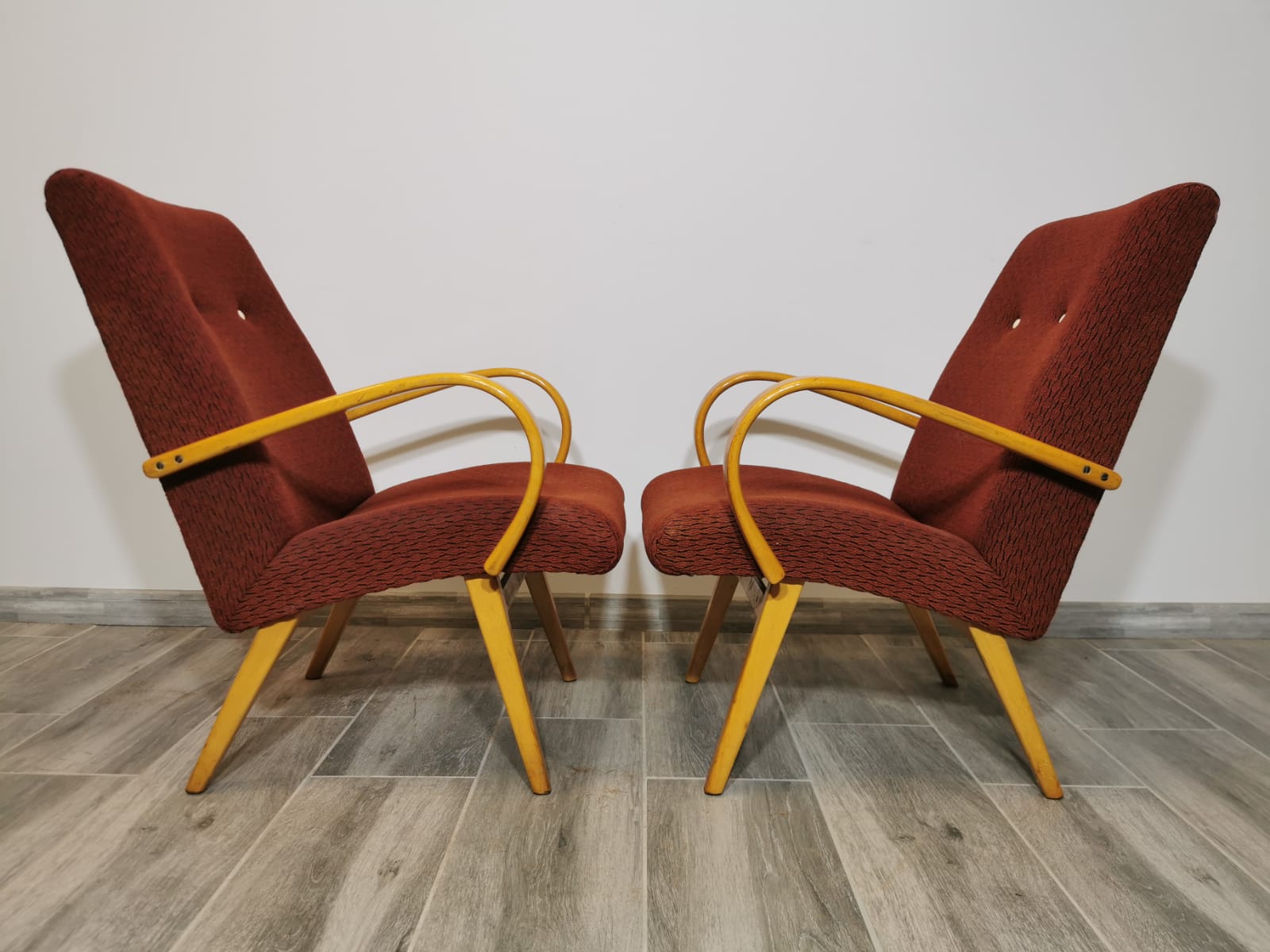 Paire de fauteuils by Jaroslav Smidek