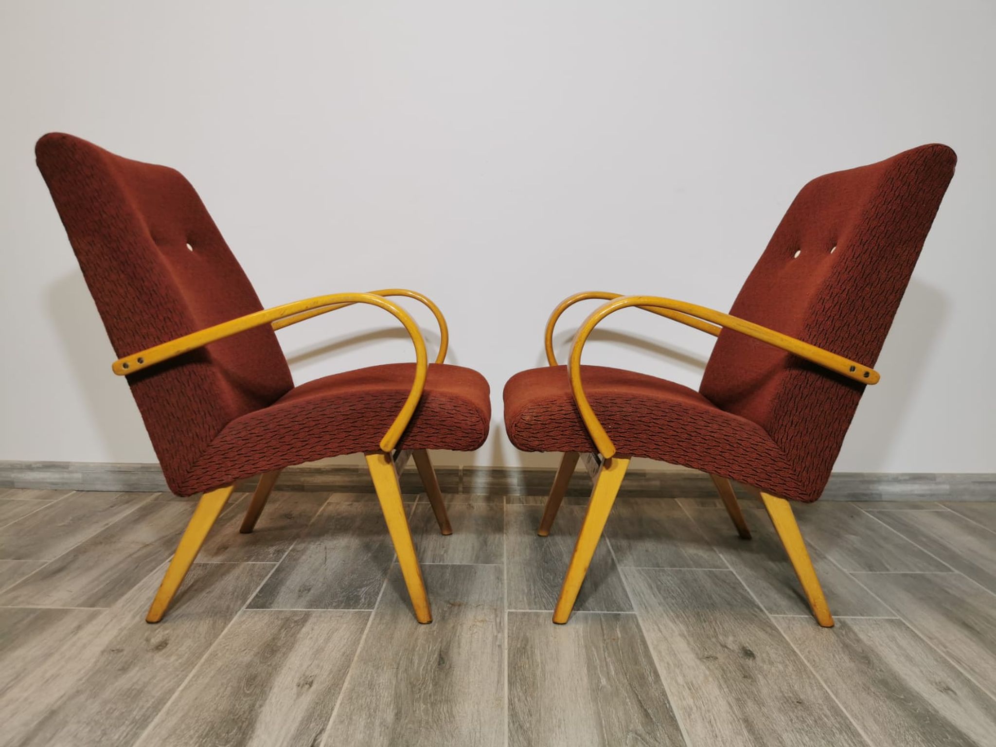 Paire de fauteuils by Jaroslav Smidek