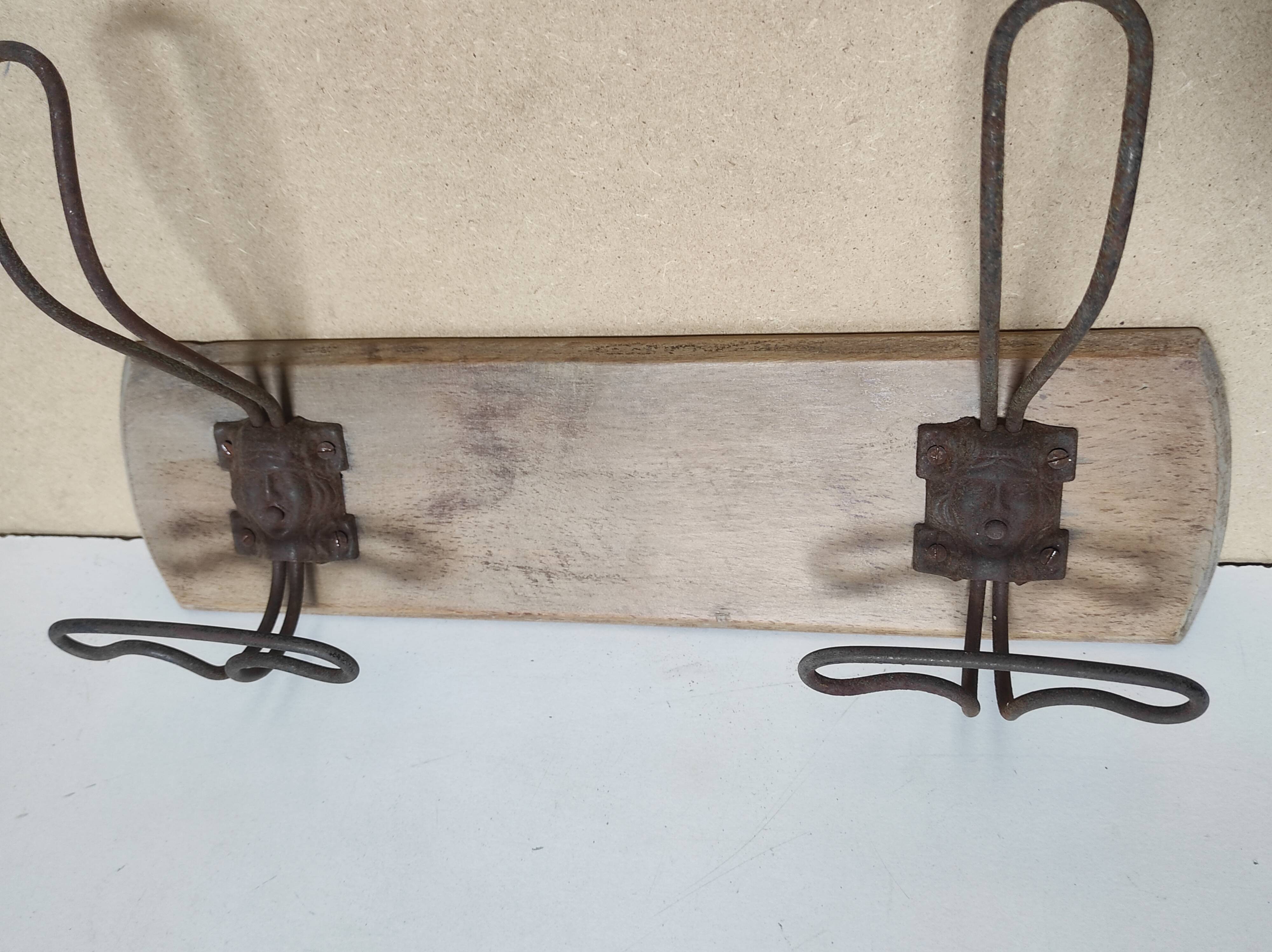 Portemanteau vintage patères métalliques avec mascarons (visages) sur plaque en bois de hêtre