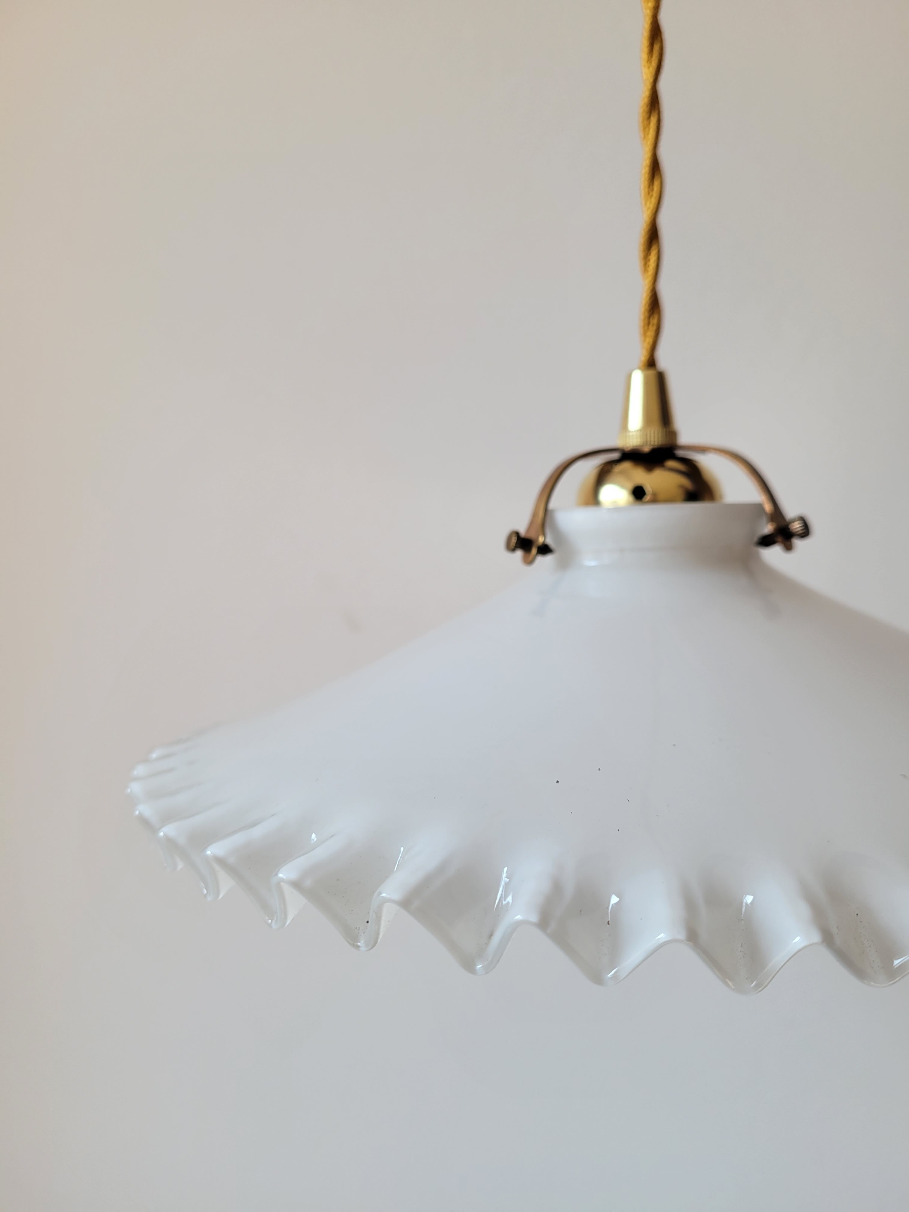 Serrated opaline suspension