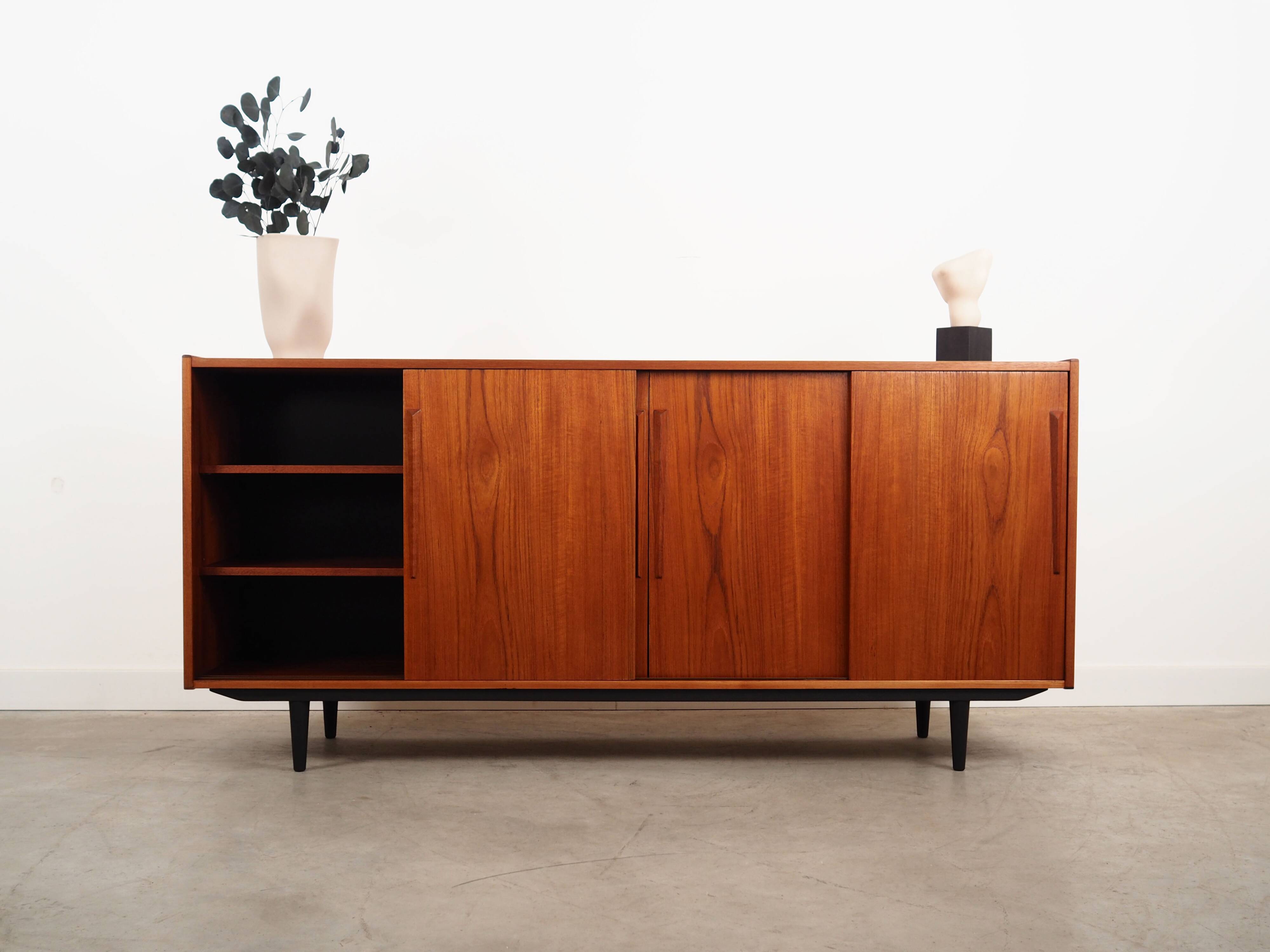 Buffet en teck, design danois, années 1970, production : Danemark