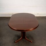 Table with central legs and 2 extensions.