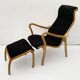 Fauteuil vintage GA Berg « Torparen », chêne, peau de mouton noire, ottoman, années 1960