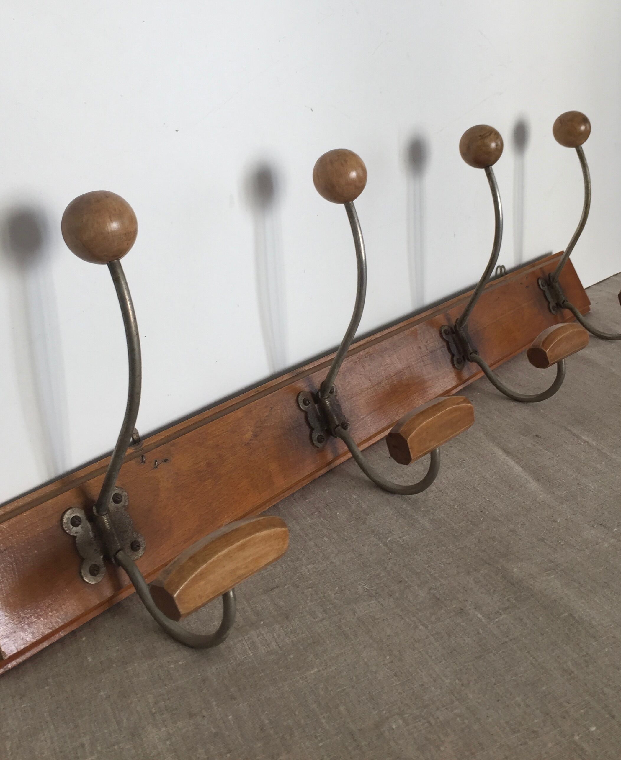 Curved coat hanger, 4 double patères